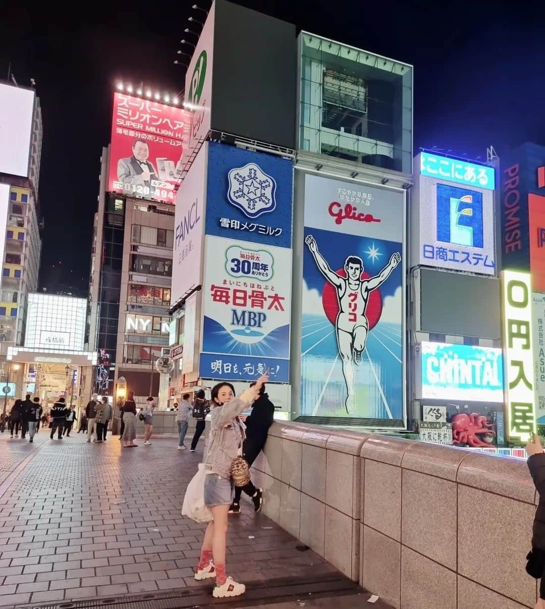 カン・ウンビさんのインスタグラム写真 - (カン・ウンビInstagram)「여기가 ~ 여기가 ~  여기루 ! 여기루 !  잠깐... 동전좀..... 일루오세요 !!!!  가이드라는 직업 매력있네 🤪 . #강은비 #japan #osaka #kyoto」4月7日 7時15分 - ekobi_