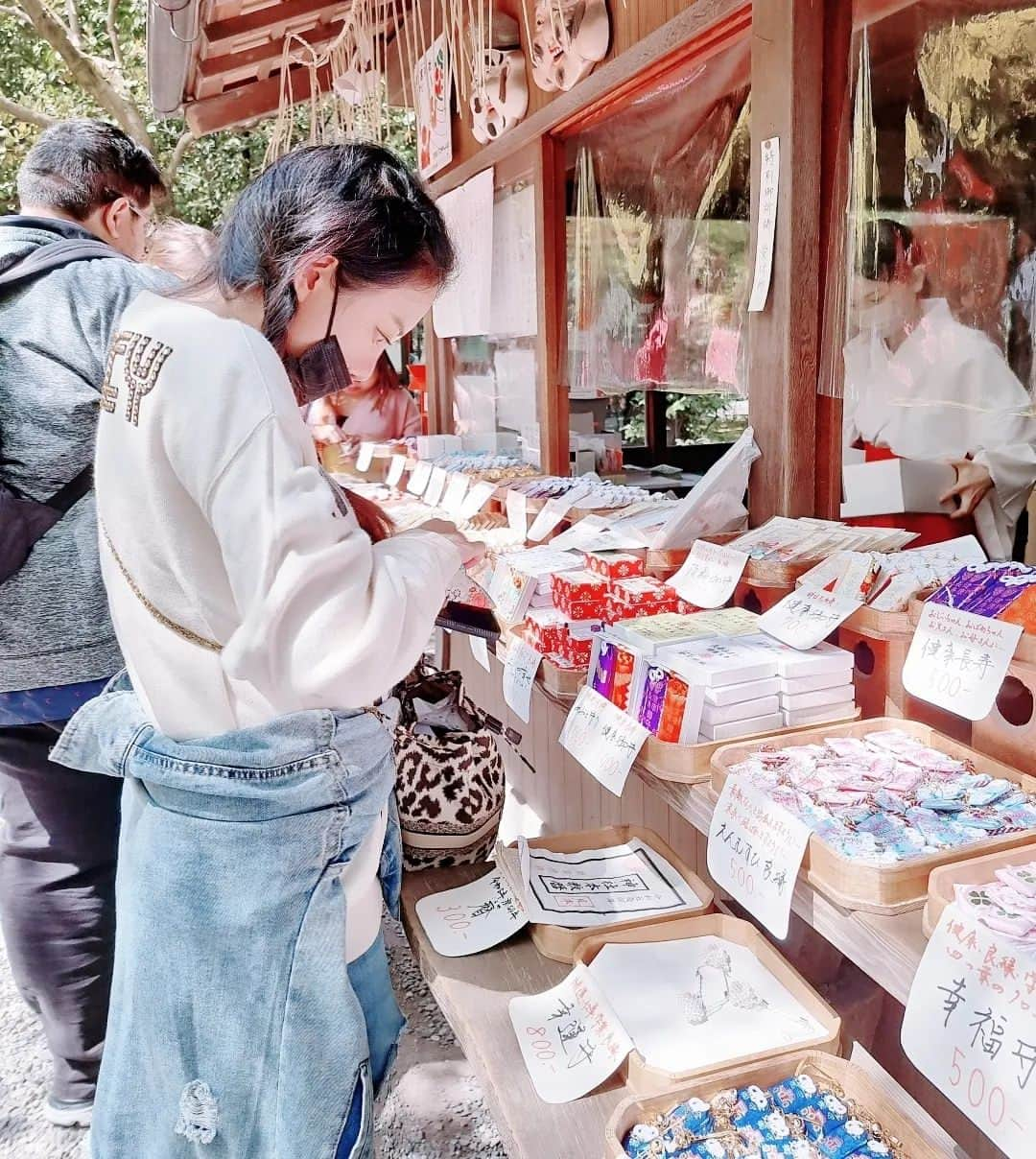 カン・ウンビさんのインスタグラム写真 - (カン・ウンビInstagram)「여기가 ~ 여기가 ~  여기루 ! 여기루 !  잠깐... 동전좀..... 일루오세요 !!!!  가이드라는 직업 매력있네 🤪 . #강은비 #japan #osaka #kyoto」4月7日 7時15分 - ekobi_