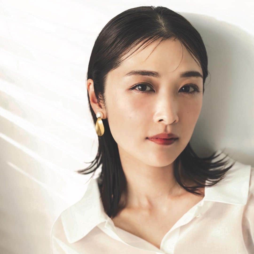 石川梨華のインスタグラム：「大人百花💐  4月6日創刊おめでとうございます🎉  大人になっても綺麗でいたい！ 大人になっても可愛くいたい！ 大人になっても愛されたい！  over35👩 大人の自分に夢と希望と自信をくれる、そんなファッション誌だと思います✨  今回、私も初めて大人百花に載らせていただいてます✌️  はい！ 沢山の夢と希望と自信を頂きました😍 子供たちからは いい感じ〜、可愛いって言ってもらえて❤️ パパや家族からもいいじゃん！って言ってもらえて❤️  日々家事や育児に奮闘してますが、石川梨華を褒めてもらえた感じがして、めちゃくちゃ嬉しかった🥰  インスタではリアル梨華が多いですけどw  石川梨華もよろしくお願いします🤲  #石川梨華 #モーニング娘og #大人百花」