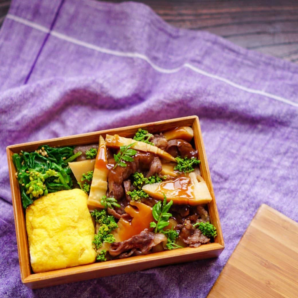 Chiharu Ko8yacのインスタグラム：「○牛筍弁当○ ・ 牛と筍のすき煮花山椒添え たまご焼き アスパラ菜の胡麻酢和え ・ 好きなもの詰めてわたしのお弁当 ・ 今朝はしっかり目の雨☔︎ 運動出来ない割にボリュームのあるお弁当持って🤭行ってきます ・ 2日酔いで倒れている人は本日出張なのに行けるのかな🙌🏼もうそろそろ卒業してもいいんじゃない？ね😇 ・ #obento #bento #lunchbox #お弁当 #おべんとう#公長齋小菅#たけのこご飯#筍ご飯#筍#たけのこ#筍弁当#花山椒#春弁当#曲げわっぱ」