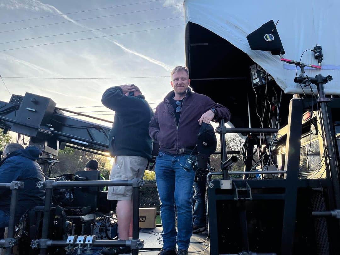 ケヴィン・マクキッドのインスタグラム：「Directing the first hour of our 2 hour finale on @greysabc is a BLAST! #bts #processtrailer. Thx @peterfalls_ for the photography skills ;)」
