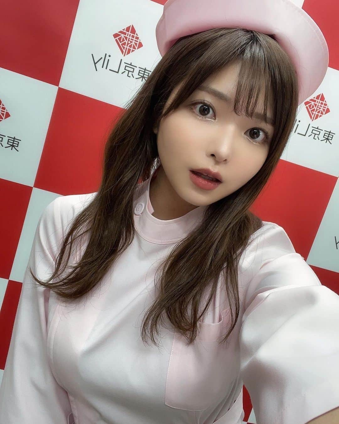西谷麻糸呂のインスタグラム：「先日は久々の東京Lily撮影会、ありがとうございました📸  急な告知にも関わらず沢山の方にお越し頂き感謝感謝です🥹 撮影や皆さんとお喋りとっても楽しかったです〜！！  お時間無かった方はまたゆっくり話しましょう🌸  新設前最後のスタジオで出来たのも、なんだか思い出になりました😌  チェキや差し入れも本当にありがとうございました❤️‍🔥」