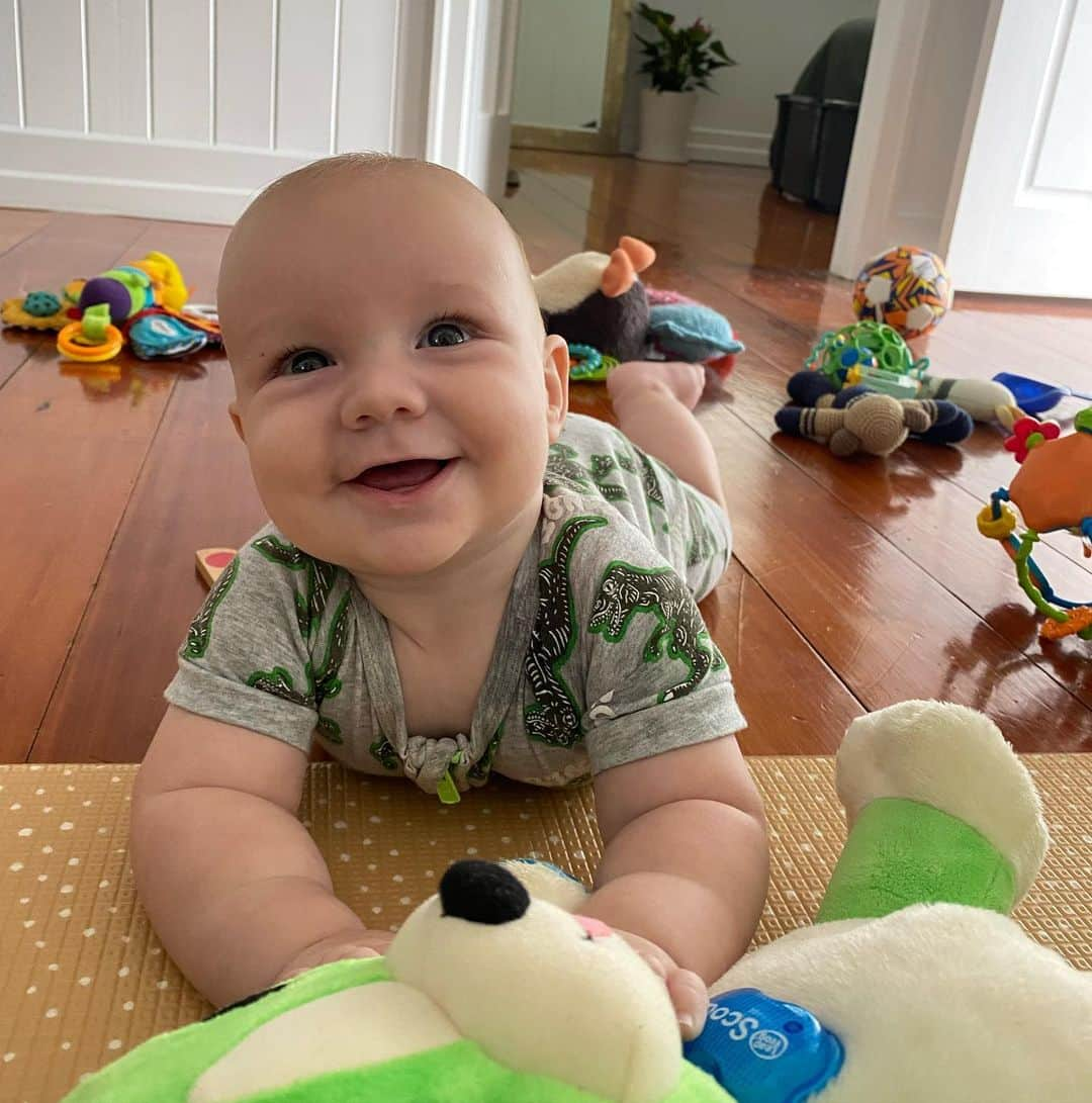 ブロンテ・バラットさんのインスタグラム写真 - (ブロンテ・バラットInstagram)「6 months with our smiley boy 😍」4月7日 7時54分 - brontebarratt