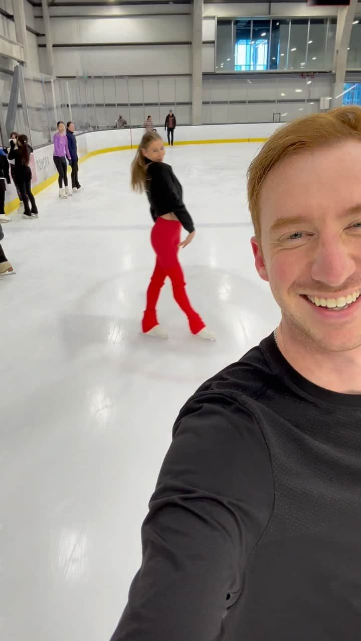 ショーン・ラビットのインスタグラム：「Retired competitors or rehired competitors??? @usfigureskating @teamusa 😜⛸️ @polinaedmunds   2人前選手からリタイアしましたでもまだ上手でしょう！  .  #figureskating #figureskater #iceskating #teamreidell #doubleaxel #toeloop #patinajeartistico #patinageartistique #skating #iceskater #training #fitfam #athletemotivation #フィギュアスケート#アイススケート #トレーニング#筋肉#피겨스케이팅 #強い#オリンピック #スケート」