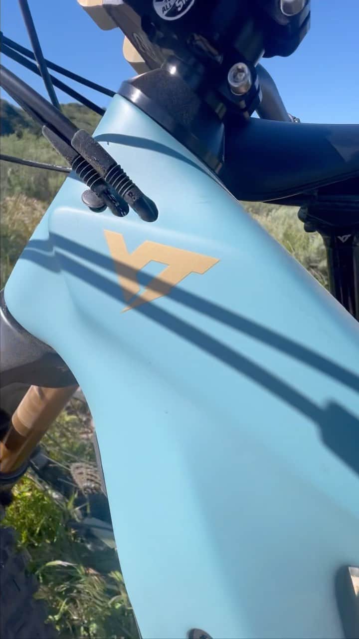 タナー・フォウストのインスタグラム：「Epic day on the new whip!  Crazy how much 🌍 you can cover with the juice!! Thanks @yt_industries #core4mtx  @samuel_hubinette #getoutandride」