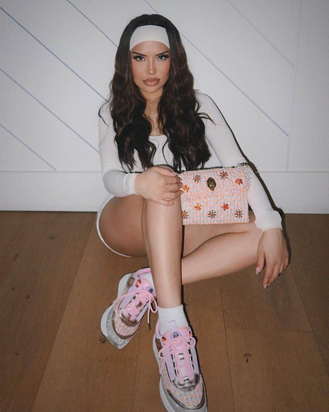 iluvsarahiiさんのインスタグラム写真 - (iluvsarahiiInstagram)「Stepping into spring with a pop of color . How cute is this sporty girl look!  🩰🪞☁️  Bag & Sneakers @KurtGeiger #KurtGeigerLondon」4月7日 8時18分 - iluvsarahii