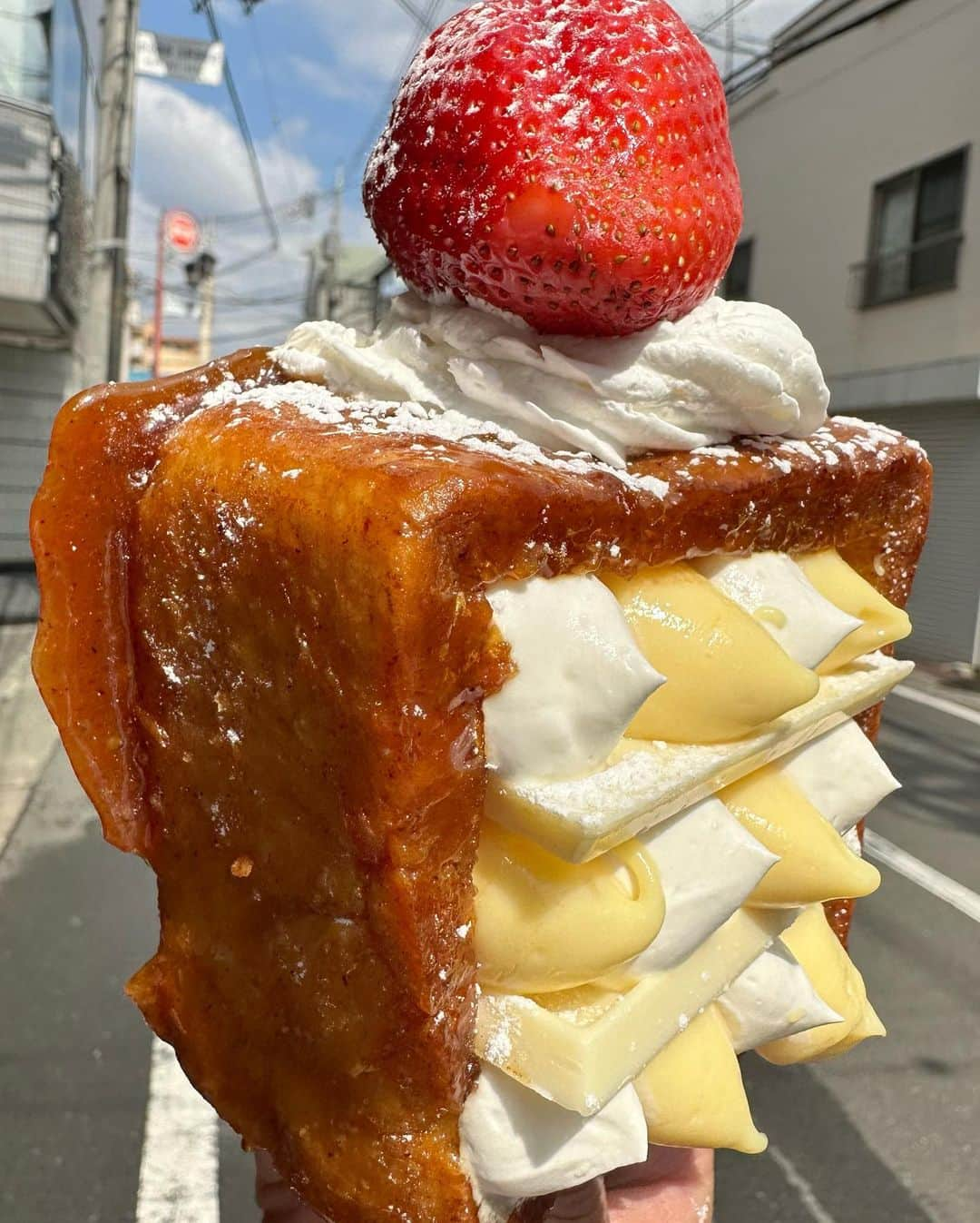 Coffee & Toast Tokyoさんのインスタグラム写真 - (Coffee & Toast TokyoInstagram)「"どっしり" いちごのクリームぱん‼︎ ❤️❤️❤️❤️❤️❤️❤️❤️❤️❤️  “A tree is known by its fruits.”  サクサクのパンに優しい甘さのクリームを閉じ込めて。  いちごの酸味も相まって、たまらんです😋😋😋  4月7日(金)まで、春季休業です。  . . . . #どっしりいちごのクリームぱん #いちごスイーツ  #strawberry  #strawberrycake  #🍓  #クリーム  #creambread  #カスタード   #ホイップクリーム  #三軒茶屋ランチ  #世田谷線カフェ  #パンスタグラム  #東京カフェ  #三軒茶屋カフェ #三軒茶屋  #パン #三茶カフェ  #三茶 #田園都市線カフェ #コーヒーアンドトースト  #coffeeandtoast #foodie #foodielife #fluffy  #スイーツ」4月7日 8時12分 - coffeetoast2