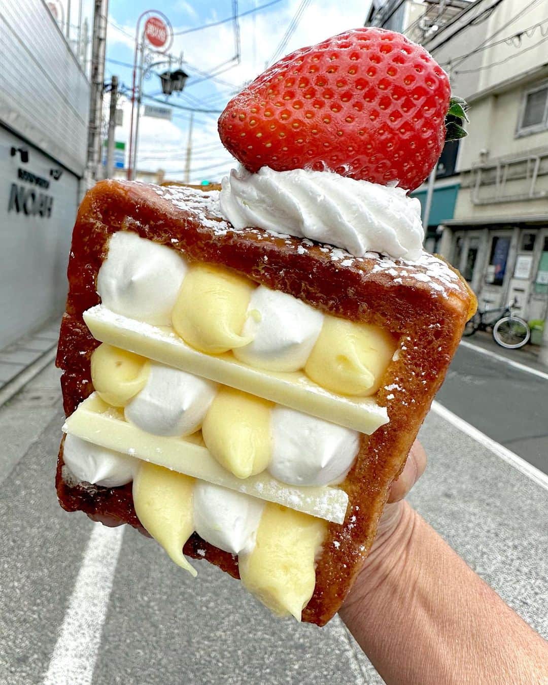 Coffee & Toast Tokyoさんのインスタグラム写真 - (Coffee & Toast TokyoInstagram)「"どっしり" いちごのクリームぱん‼︎ ❤️❤️❤️❤️❤️❤️❤️❤️❤️❤️  “A tree is known by its fruits.”  サクサクのパンに優しい甘さのクリームを閉じ込めて。  いちごの酸味も相まって、たまらんです😋😋😋  4月7日(金)まで、春季休業です。  . . . . #どっしりいちごのクリームぱん #いちごスイーツ  #strawberry  #strawberrycake  #🍓  #クリーム  #creambread  #カスタード   #ホイップクリーム  #三軒茶屋ランチ  #世田谷線カフェ  #パンスタグラム  #東京カフェ  #三軒茶屋カフェ #三軒茶屋  #パン #三茶カフェ  #三茶 #田園都市線カフェ #コーヒーアンドトースト  #coffeeandtoast #foodie #foodielife #fluffy  #スイーツ」4月7日 8時12分 - coffeetoast2