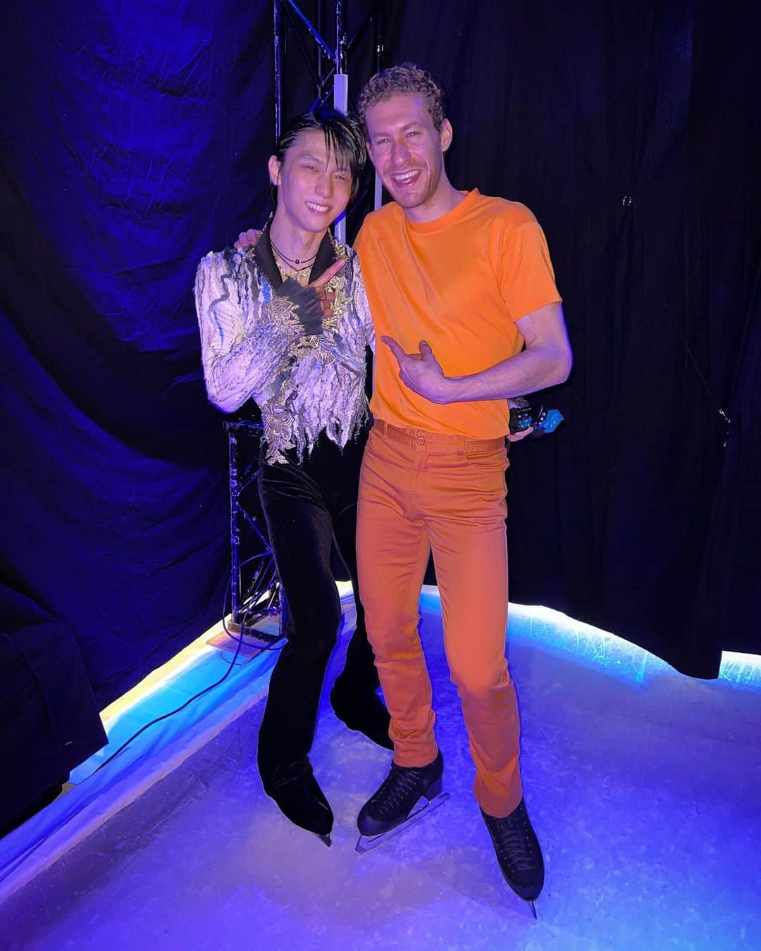 ジェイソン・ブラウンのインスタグラム：「…and just like that, we’re down to the final three @starsonice Japan shows!!   いつも、最後のお辞儀はあなたです！ノッテ ステラータとスターズオンアイスで一緒に再会できて嬉しいです。ゆずはメチャヤバーイ！🙌❤️‍🔥  #yokohama #japan #starsonice #soi2023 #羽生結弦 #tour #iceshow #show #figureskating」