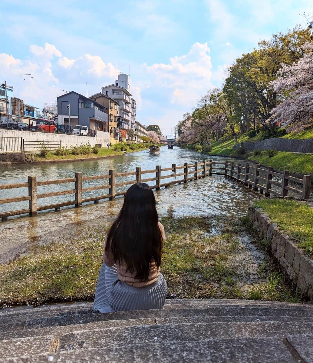 Hiromi Tomiiさんのインスタグラム写真 - (Hiromi TomiiInstagram)「美里さんが、インスタ映えする場所があるからってわざわざ #伏見であい橋 に連れてってくれました😊♥ 続き😊 . 美里さんとこのベイビーと水遊びしたけど まだお水が冷たかったー😂😂😂 . #桜　#cherryblossom　#菜の花　#菜花　#出会い橋 #伏見 #春コーデ　#スカートコーデ　#旅行コーデ #yoga#筋トレ#ダイエット#ボディーメイク #筋トレ女子#ダイエット仲間募集　 #京都　#kyoto  #kyotojapan　 #京都散歩」4月7日 8時14分 - hiromi.tomii