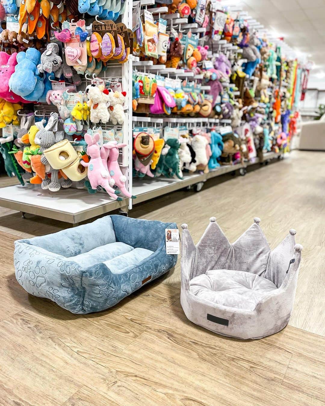 HomeGoodsさんのインスタグラム写真 - (HomeGoodsInstagram)「Comfort is 👑! Pamper your furry friends with lush pet beds and accessories without overspending. Link in bio to shop.」4月7日 8時15分 - homegoods