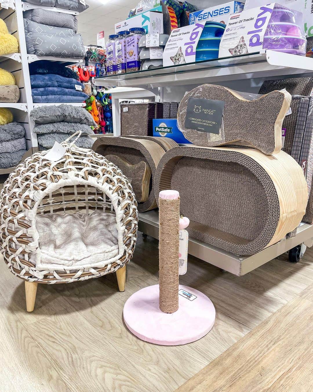 HomeGoodsさんのインスタグラム写真 - (HomeGoodsInstagram)「Comfort is 👑! Pamper your furry friends with lush pet beds and accessories without overspending. Link in bio to shop.」4月7日 8時15分 - homegoods