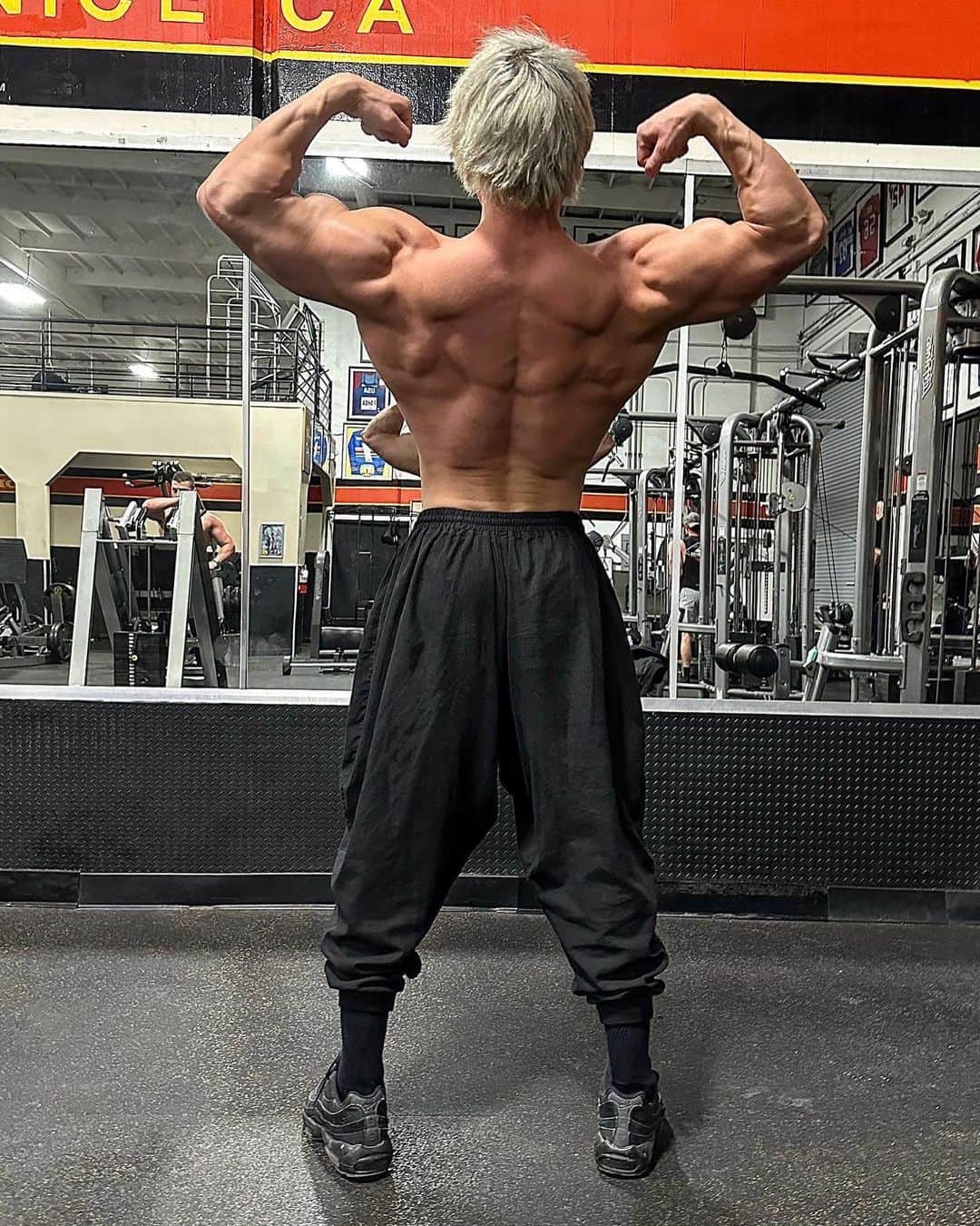 Jeff Seidのインスタグラム：「Competitions are won from the back 😉 2023 season gonna be crazy #naturalbodybuilding」