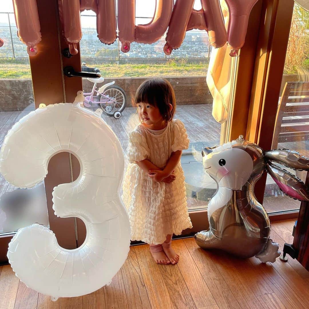 澤田泉美さんのインスタグラム写真 - (澤田泉美Instagram)「誕生日おめでとう🎂❤️ 次女が3歳になりました！  昨日（4/6）は、次女のお誕生日会🎂  「お誕生日に何が食べたい？」と次女に聞いてみたところ 「おにぎり〜🍙」と満面の笑顔で言ったので、 リクエスト通りおにぎりとそれに合うおかずに🤣❣️ リクエストするものが、か〜わ〜いい〜🤣❤️ 母、毎日メロメロです😭  長女に誕生日のご飯リクエスト→寿司 息子に卒業ご飯リクエスト→ 天麩羅の海老で腹一杯にしたい  年齢を重ねるとリクエストするものが...w そのうち、回ってない寿司とか、フレンチがいいな〜とか言い出したら、はたきたくなりそう🤣🤣🤣笑（冗談ですw）  まぁそんなことはいいとして、 一番小さい三番目が3歳😭 手のかかる子育てが落ち着こうとしていることに 寂しさを感じています🥹 やっぱり、もう一人くらい子育てできそうだわw  とりあえず、怒涛の誕生日週間が終わったので、 ゆっくりインスタアップしたいと思います〜❣️  #誕生日#おめでとう #3歳#次女 #三児の母」4月7日 8時17分 - izumi.sawada