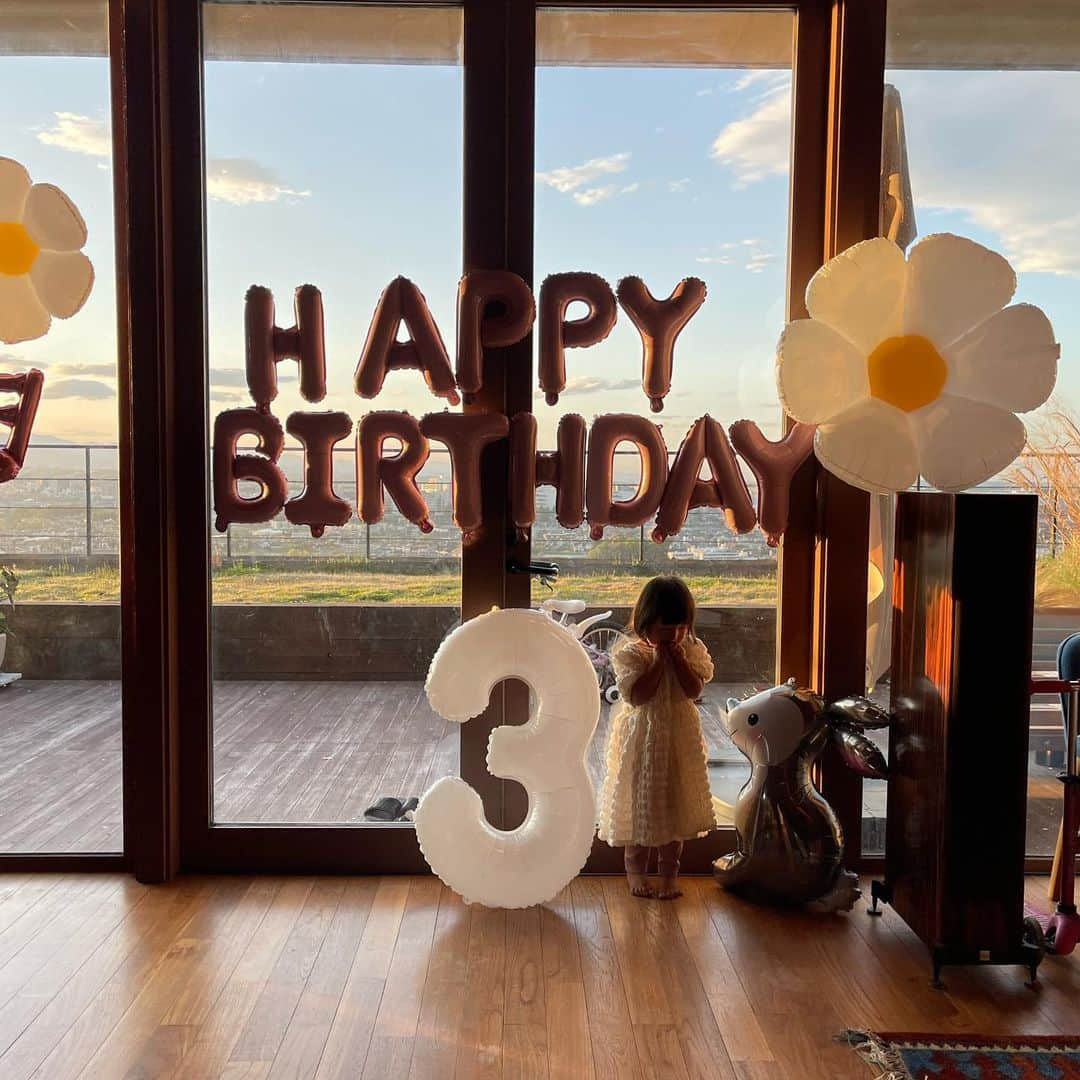 澤田泉美さんのインスタグラム写真 - (澤田泉美Instagram)「誕生日おめでとう🎂❤️ 次女が3歳になりました！  昨日（4/6）は、次女のお誕生日会🎂  「お誕生日に何が食べたい？」と次女に聞いてみたところ 「おにぎり〜🍙」と満面の笑顔で言ったので、 リクエスト通りおにぎりとそれに合うおかずに🤣❣️ リクエストするものが、か〜わ〜いい〜🤣❤️ 母、毎日メロメロです😭  長女に誕生日のご飯リクエスト→寿司 息子に卒業ご飯リクエスト→ 天麩羅の海老で腹一杯にしたい  年齢を重ねるとリクエストするものが...w そのうち、回ってない寿司とか、フレンチがいいな〜とか言い出したら、はたきたくなりそう🤣🤣🤣笑（冗談ですw）  まぁそんなことはいいとして、 一番小さい三番目が3歳😭 手のかかる子育てが落ち着こうとしていることに 寂しさを感じています🥹 やっぱり、もう一人くらい子育てできそうだわw  とりあえず、怒涛の誕生日週間が終わったので、 ゆっくりインスタアップしたいと思います〜❣️  #誕生日#おめでとう #3歳#次女 #三児の母」4月7日 8時17分 - izumi.sawada