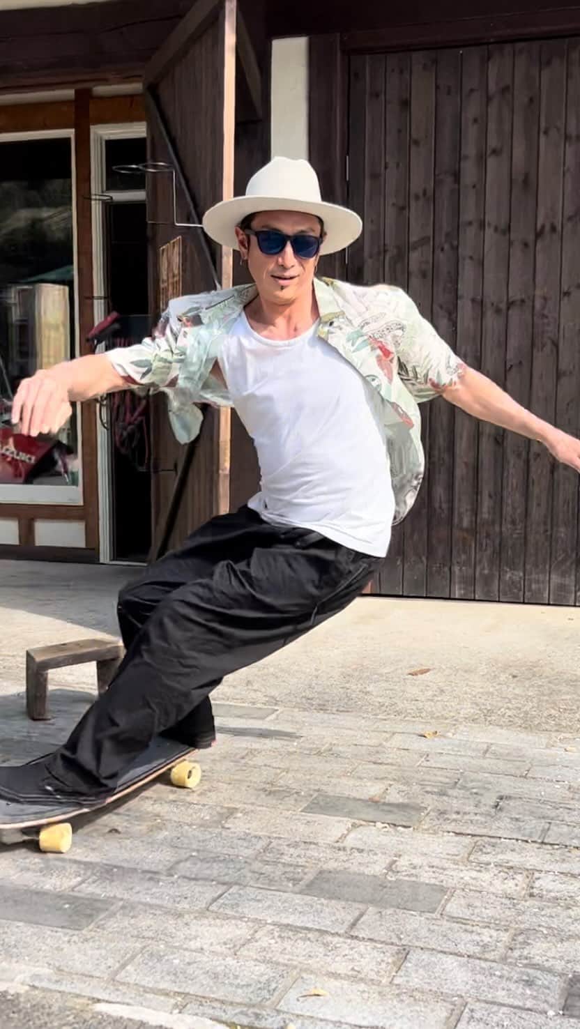 伊勢谷友介のインスタグラム：「春真っ盛りの高尾にて。 新しいシャツを春の風に揺らすと、社会の未来に働きかけてない意味のない人生にも、喜びを感じられる。 人とは不思議だ。 　でも、人は、本能で感じる喜び（脳内物質）で未来は作れない。 　なんで生きているのかを考え、行動に変え、未来を良くする事が出来る種族は、その優れた能力を使わずして生きる。ただ子供を産み、本能的に自分の子供を守る為に、お金に縛られた生活を受け入れ、生きるだけで苦しい現制度を変えることもせず、人類の未来を壊そうが作ろうが、ただ生きている。それはもう人ではないが、当人たちは一体誰が気がつくのだろうか。。。」