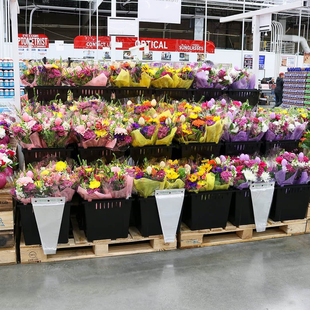 Costcoさんのインスタグラム写真 - (CostcoInstagram)「Easter floral arrangements and bouquets are in! 💐  Available at Costco warehouses: Easter Floral Arrangements and Bouquets」4月7日 8時22分 - costco