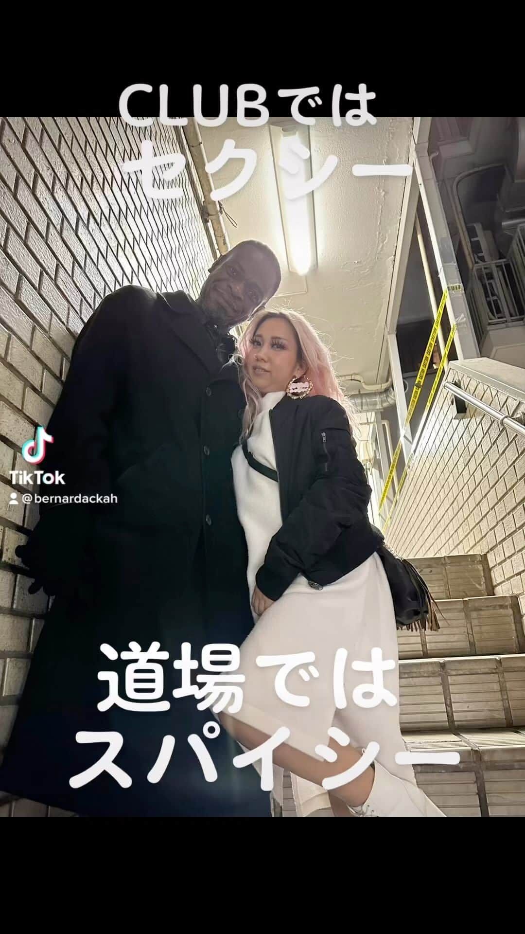 のインスタグラム：「昨日からトレーニングを始めたバーレスクダンサーのkaocoちゃん。 最初はめちゃめちゃ手擦ってたけど、『最初はみんなそうだよ』と教えてあげたら、流石のリズム感ですぐにコツを掴む。色んなジャンルの色んな人が集まってきてて本当にキックボクササイズは教えてて楽しいです。 @kaoco1227  #セクシーandスパイシー #強くて可愛いって最高 #キックボクシング女子  #バーレスク #パーソナルトレーニング #personalraining」