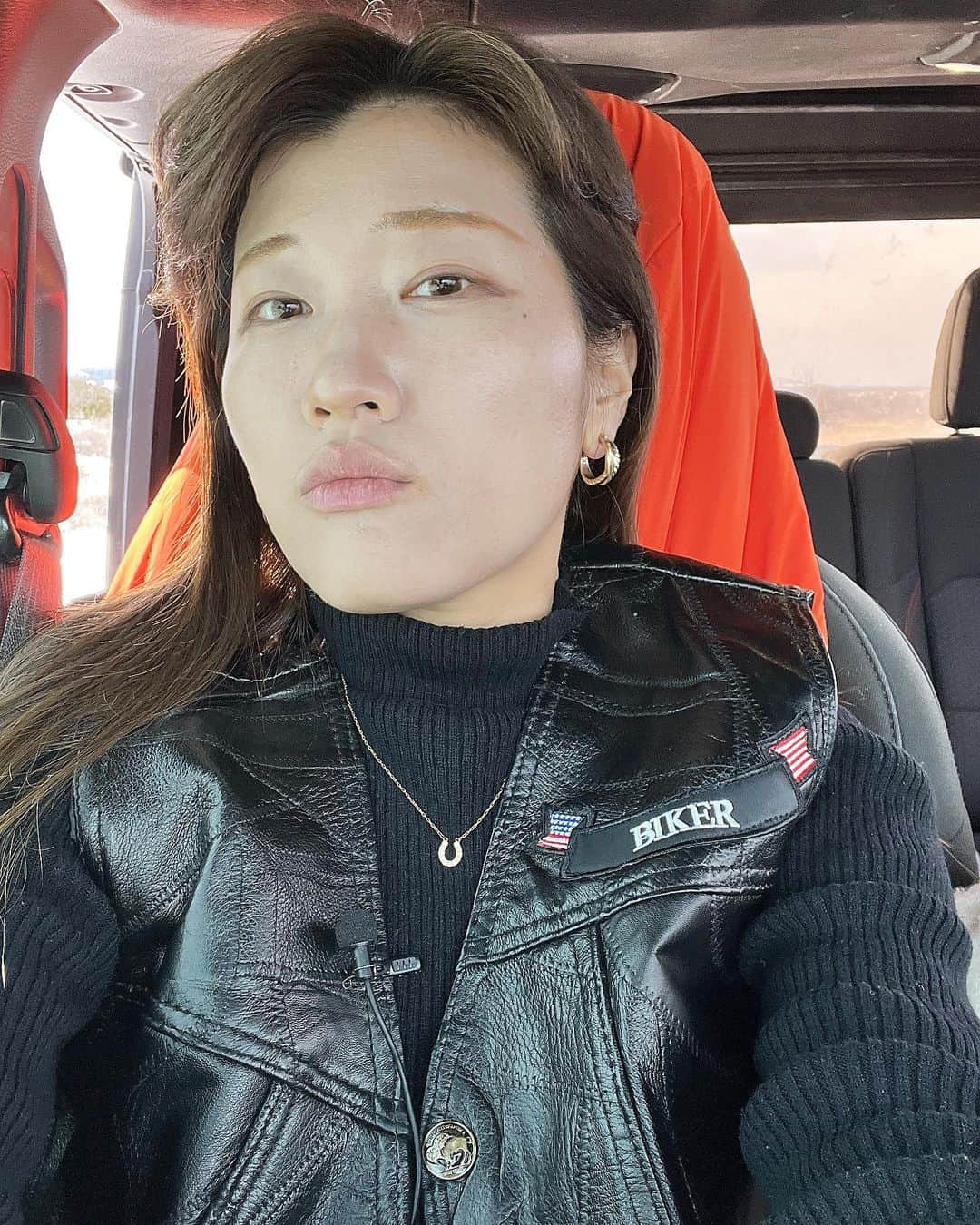 ヒコロヒーのインスタグラム：「#202304 ツーリング集団の男の嫁 #サービスエリアの喫煙所で喧嘩してる #初めて吸うた銘柄ラーク #タバコ吸う時シィーッて吸う #顔面の余白でとんぺい焼き焼ける #鼻毛ちゃうねんこれ」