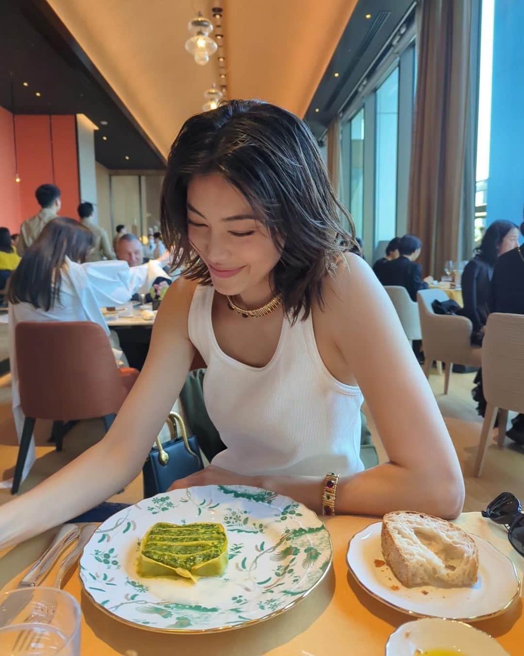 森星のインスタグラム：「Italian food + wine + sunshine = 🤭」