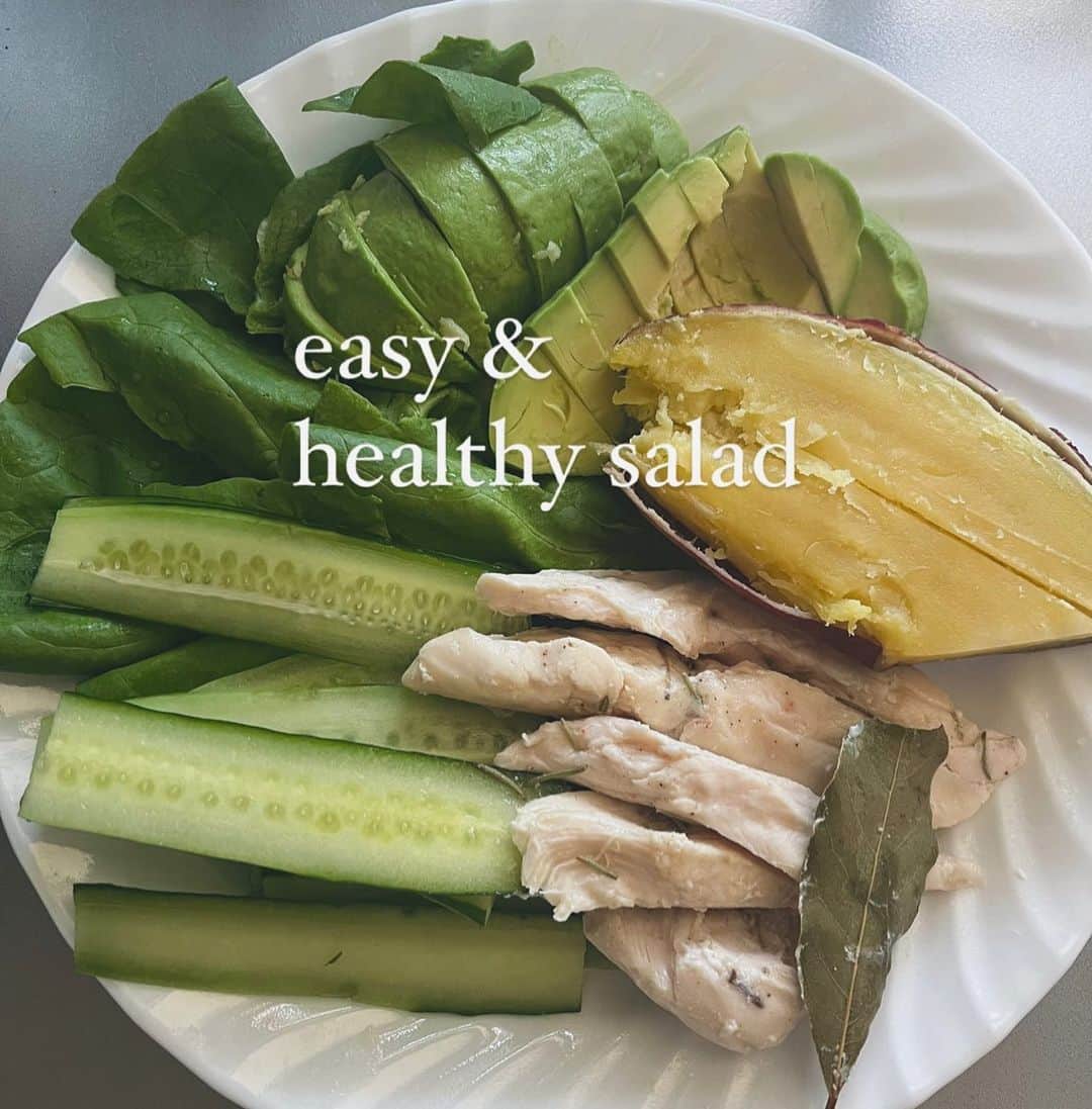 伊藤しほ乃のインスタグラム：「ダイエット中の人& 今日はヘルシーに過ごしたい人 におすすめsalad🥗  題して、ささみ🐓とさつまいも🍠とアボカド🥑でお腹いっぱいサラダ  ☑️ささみは、 ボニーク @boniq.jp で低温調理！ これはオリーブオイルとローズマリーとローリエとお塩入れて63度で1時間半ただ放置するだけ！👏それもめんどうならなにも入れなくてもいいよ😂 楽すぎなのにふわっとして美味しすぎて、栄養失わないし最高すぎだよっ！ ボニーク様ありがとうございます！  ☑️さつまいも🍠は、消化に時間かかるけどその分腹持ちがいいし、不溶性食物繊が豊富だから便秘対策にも🙆‍♀️そしてめっちゃ美味しい！笑  あ、さつまいもでレンジでチンする時にラップ巻いてるだけの人がいたら(ちょっと前までの私←)、ぜひキッチンペーパーをびしょびしょにして🍠に巻いて、その上からラップしてみてください！ 弱めのワットで8〜9分くらいチンするといいです🤍  ☑️アボカド🥑は、栄養が書ききれないほど豊富なのは有名だよね😆世界一栄養価の高いでギネスに認定されてるよ！👑  では今日も元気に頑張りましょう！  #salad #boniq最高かよ  #ダイエット中の食事  #healthyfood #ダイエットメニュー  #腸活」