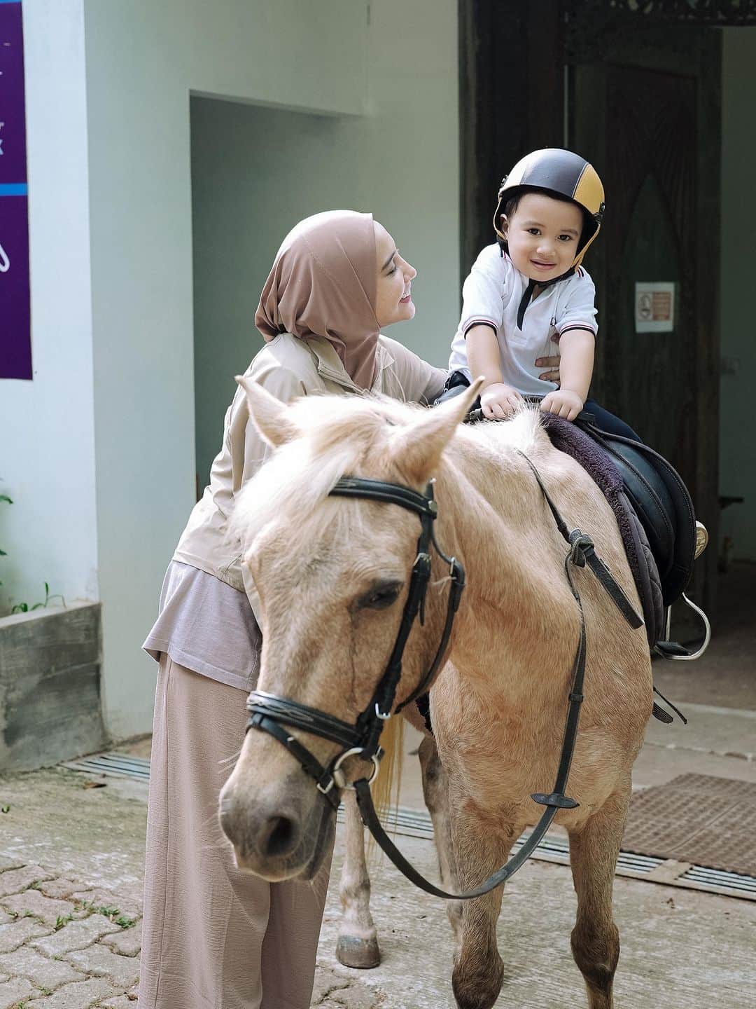 Zaskia Sungkarのインスタグラム：「Crescent and hizum 🤏🏼💛🌙  #bilangmasyaAllahTabarakallah」