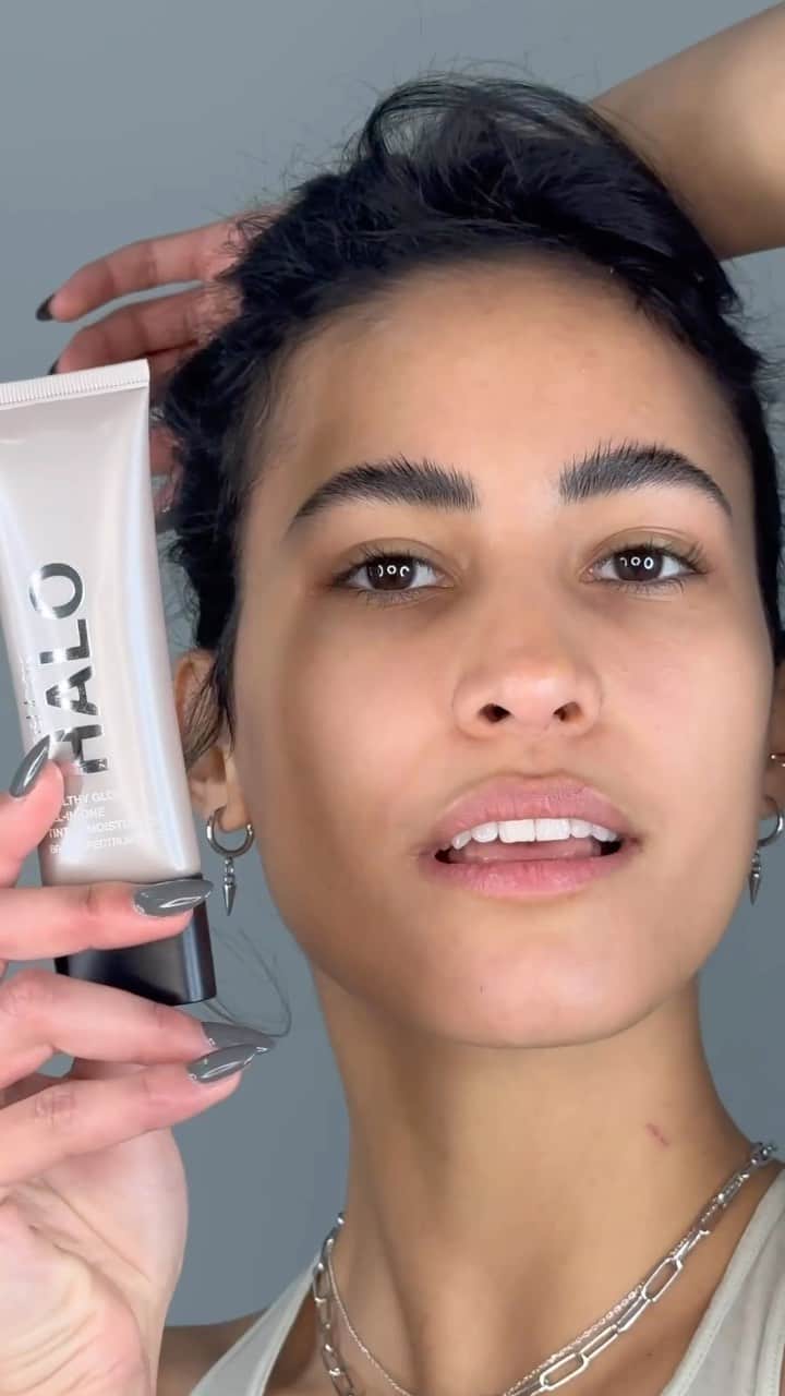 Smashboxのインスタグラム：「All-day, hyaluronic acid–infused coverage that looks like your skin but glowier. Have👏 it👏 all👏   Shop the all-in-one spf 25 Halo tinted moisturizer at smashbox.com | Link in bio」