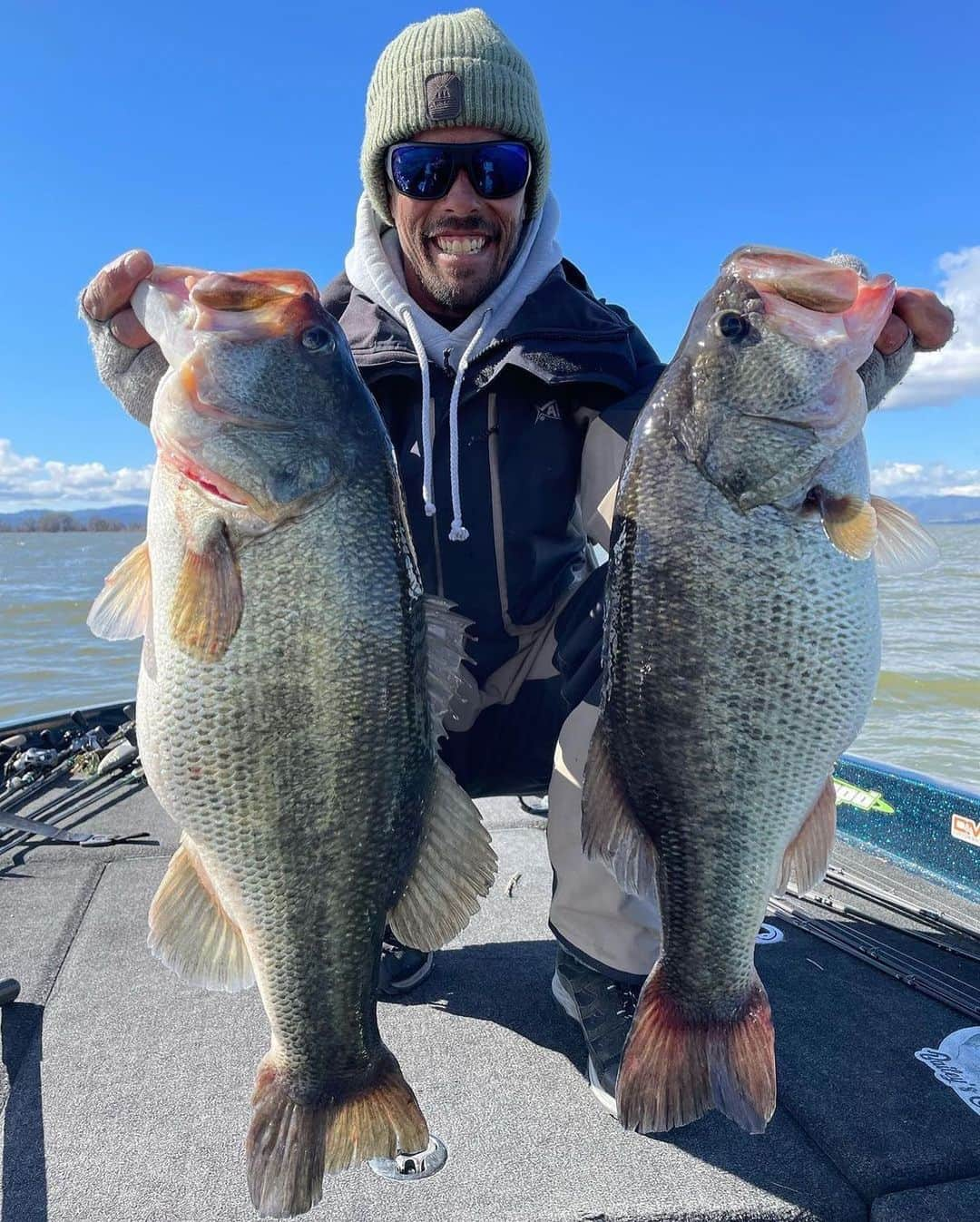 Electric_Fishingのインスタグラム：「@bigbaitbailey showing off a few beautiful Clear Lake Bass.   #ElectricSunglasses #PolarizedSunglasses #StyleThatPerforms #ElectricFishing」