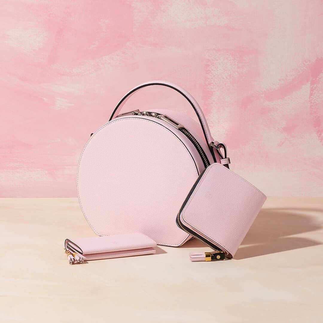 エポイさんのインスタグラム写真 - (エポイInstagram)「．Shiki new color｜もも  ． #Epoi #23ss #spring #summer #epoicolors #madeinjapan #fashion #omotesando #umeda #marunouchi #japan #leather #bag #wallet #エポイ #日本製 #革 #shiki #pink #gray  #momo」4月7日 9時03分 - epoi_official