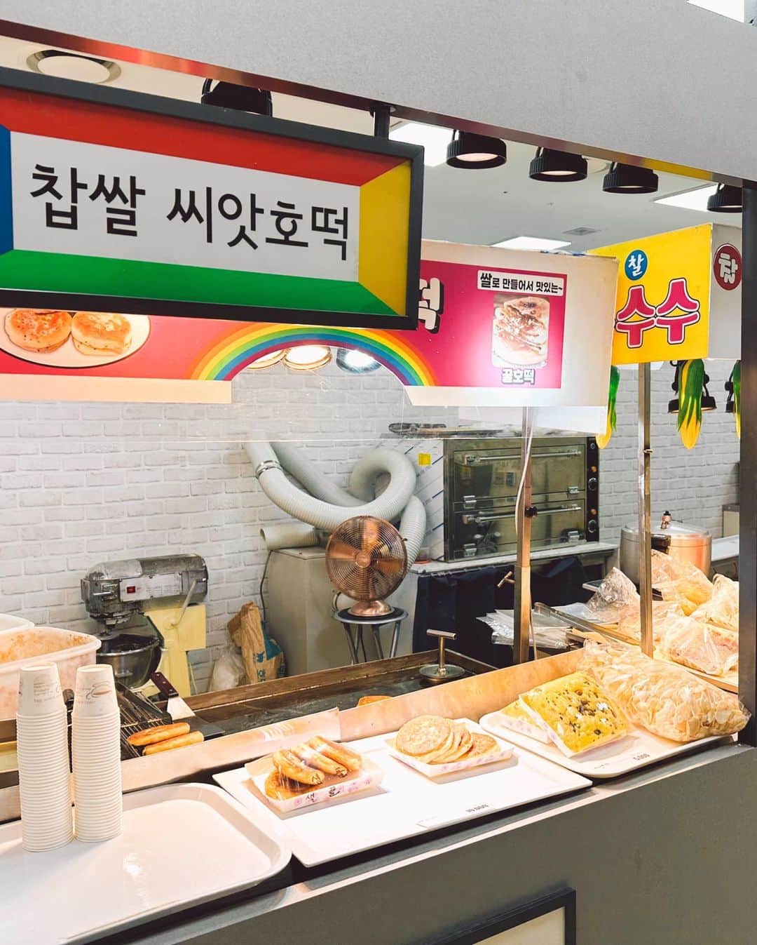とぎもちさんのインスタグラム写真 - (とぎもちInstagram)「. 【韓国 🇰🇷찹쌀씨앗호떡】  韓国のロッテマートの中で 屋台販売してたチャプサルシアホットク。  韓国では定番のおやつホットク。  外はカリッと 中はもっちり生地がたまらない。。  中にシナモン蜜と種がたっぷり💕  これ何個でもいけちゃう🫣💓  #チャプサルシアホットク #シアホットク #ホットク #韓国 #韓国おやつ #韓国屋台 #韓国屋台 #ロッテマート #찹쌀씨앗호떡 #씨앗호떡 #호떡 #とぎもちチャプサルシアホットク #とぎもちホットク #とぎもち屋台」4月7日 9時04分 - togistagram