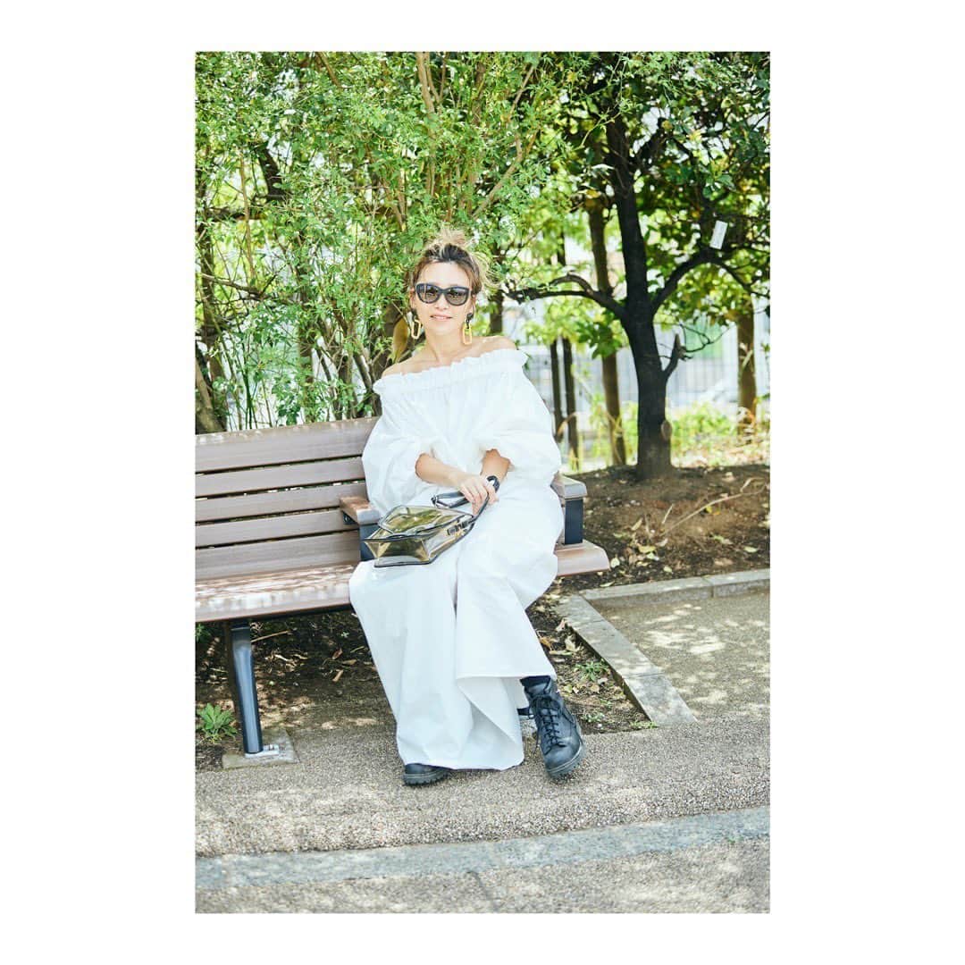 藤田敦子のインスタグラム：「ㅤ  ファッションデザイナーとして 絶大な信頼を置いている @aki_nine 。  アイディアを出してから洋服を作るに至るまで、 全ての工程を一人でできる人って実はなかなかいないな、 と思う中で、自分の関わるプロジェクトで 物作りがしたい時、相談するのは いつだってあきちゃんでした。  さらに、外遊びの場でも大体一緒にいるのだけど、 いつも洋服の話になって「こういうのあったらいいよね〜」 なんて話していたものが、ついに形に🥺 わたくし感無量です😭😭  街でのおしゃれだけではなく、 パーティ、フェスも大好きな 私たちだからこそできたアイテムです。 パーティでは踊るし汚れるし、 ガシガシ洗えるのもかなり重要なポイント。  合わせる小物や髪型を変えるだけで ガラッと雰囲気が変わり、程よく肌見せできて シーンを選ばない、まさに私たちの "こういうのが欲しかった！" を詰め込んだ万能(偏愛)ドレス。 (昨年のタイのワンダーフルーツで 着たかったね、あきちゃん。笑)  肩を落とさずも着れるから、 おばあちゃんになっても着たい👵💜 まあ、ばーさんになってもオフショルするけど😂  細部のこだわりはまた追って…  これからの季節、いろんなところに連れて行ってもらいたい 私たちのドレスをどうぞよろしくお願いします✨  ---------- MeisMe design × Atsuko Fujita Cotton gathered puff dress ----------  4/13 （木）20:00〜 @meisme_design  オンラインストアにてオーダーを受け付けいたします。 オーダーの受付は1週間です。 ㅤㅤ Date 4/13 （木）20:00〜 4/19 （水）23:59  at @meisme_design online store   Color Black／White／Grege  Price ¥23,800-（tax in） ㅤㅤ ㅤ #akiatsuko #meismeatsukofujita #meisme_design   📷 @underthemountain」