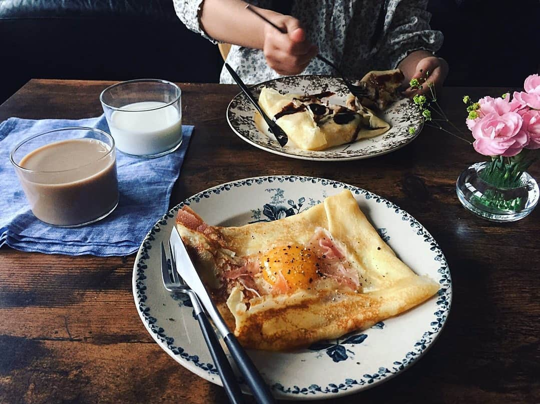 めぐのインスタグラム：「4月7日𝖥𝗋𝗂. 𓆸⋆*おはようございますっ‎𓂃 𓈒𓏸 クレープで朝ごはん𓌉◯𓇋 娘は、チョコバナナ&カスタードクリーム‪𓂑 𓌈 私は、生ハムチーズ半熟卵𓎩𓌉𓇋 ‎ 何にもない日だからゆっくり作って ゆっくり頂きました‎♡⃛ ̖́- 娘は腕まくりで気合い入れて食べてました(笑) ごちそうさまでした｡·͜·｡ ○ ○ ○ ○ ○ #花のある暮らし #KONCENTフラワーカップ2023  #朝食 #朝ごはん #あさごはん #クレープ #チョコバナナクレープ #おうちカフェ  #おうちごはん  #暮らし #日々#とりあえず野菜食 #パン #おうちごはんlover  #ワンプレート  #テーブルフォト #食卓 #エルグルメ#家族ご飯  #フランスアンティーク #うつわ #coffee #breadstagram #bread」