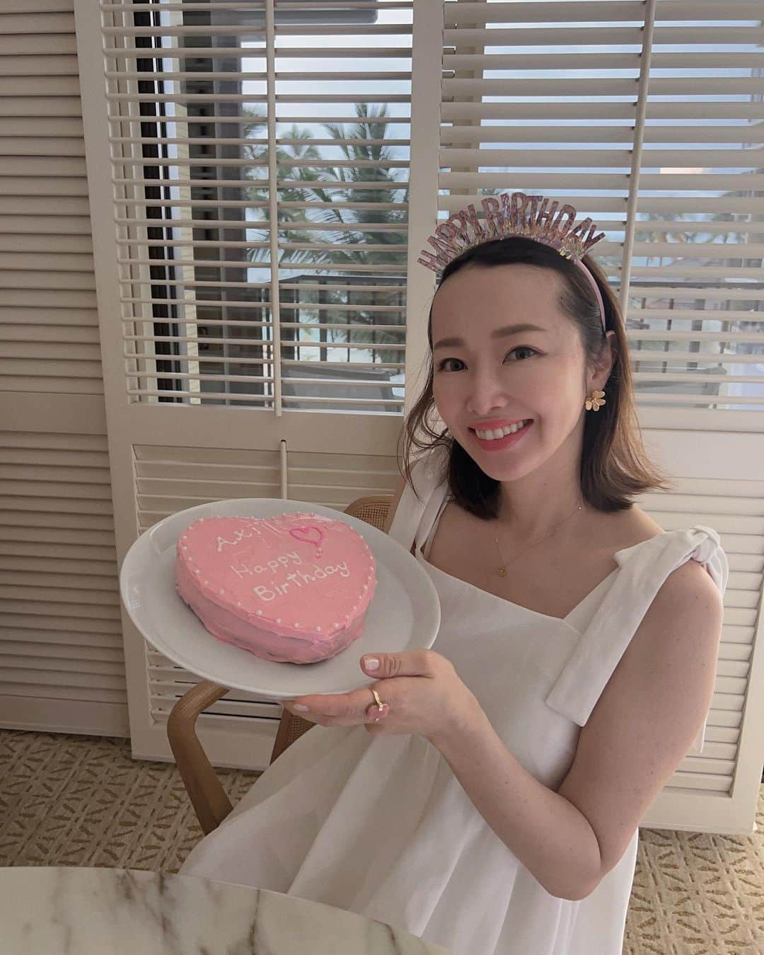 翁安芸さんのインスタグラム写真 - (翁安芸Instagram)「Thank you for this homemade pretty birthday cake🥹💓💓💓  Love you @beautyelements_hawaii 🫶🏻  #birthdaycake #hawaii #sisterlove #誕生日ケーキ #aliita」4月7日 9時16分 - akinyc