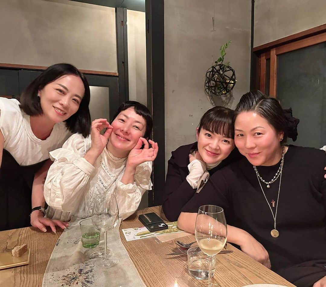HiRAO INCのインスタグラム：「. Reunion ❤️  ゆりちゃんの最近の流行りの "ひきあげー"のポーズ ツボ🤣」