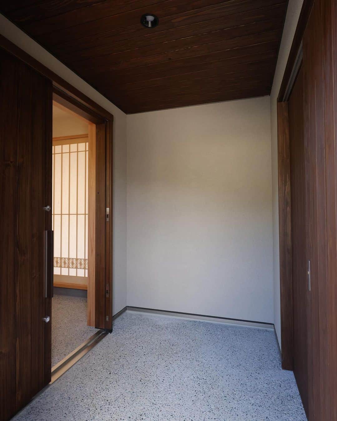 安成工務店さんのインスタグラム写真 - (安成工務店Instagram)「モダンな格子戸を一枚隔てて玄関へ。外物置きも半屋内にすることで、活用幅がぐっと広がります。  more photos…@yasunari_komuten  ...............  💡暮らしの中の“ちょっといいな”を集めました @yasunari_life  💡安成工務店がご提案する家具ショップ @ecoshop_com  ...............  #格子戸 #かっこいい玄関 #おしゃれな玄関 #外物置き #安成工務店 #yasunari #工務店 #注文住宅 #住宅 #木の家 #木造 #一戸建て #新築 #マイホーム #省エネ住宅 #エネルギー自給 #自然素材 #OMソーラー #家 #無垢材 #山口県 #福岡県 #季節を楽しむ #津江杉 #珪藻土 #輪掛乾燥材 #家造り #和モダン #カッコイイ家 #家づくり記録」4月7日 9時23分 - yasunari_komuten