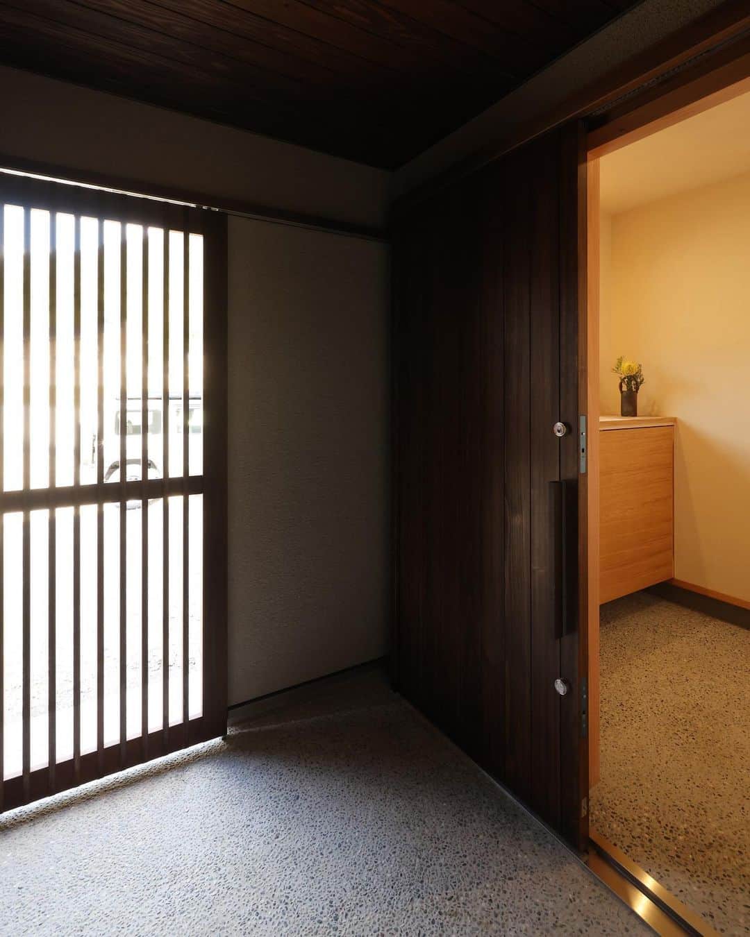 安成工務店さんのインスタグラム写真 - (安成工務店Instagram)「モダンな格子戸を一枚隔てて玄関へ。外物置きも半屋内にすることで、活用幅がぐっと広がります。  more photos…@yasunari_komuten  ...............  💡暮らしの中の“ちょっといいな”を集めました @yasunari_life  💡安成工務店がご提案する家具ショップ @ecoshop_com  ...............  #格子戸 #かっこいい玄関 #おしゃれな玄関 #外物置き #安成工務店 #yasunari #工務店 #注文住宅 #住宅 #木の家 #木造 #一戸建て #新築 #マイホーム #省エネ住宅 #エネルギー自給 #自然素材 #OMソーラー #家 #無垢材 #山口県 #福岡県 #季節を楽しむ #津江杉 #珪藻土 #輪掛乾燥材 #家造り #和モダン #カッコイイ家 #家づくり記録」4月7日 9時23分 - yasunari_komuten