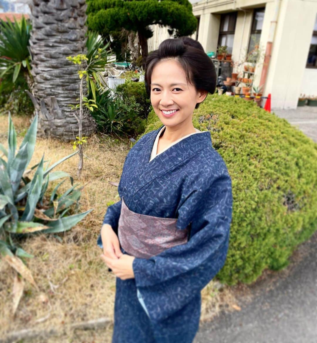 篠原ゆき子のインスタグラム：「本日、#梅安2 が公開されます！ 京都での撮影、初めての#河毛俊作 監督、初めましての#豊川悦司 さん、そしてめちゃくちゃじっとりした役どころ…と、濃度の濃いエキサイティングな撮影でした。 事務所の大先輩の#佐藤浩市 さんとも久しぶりにご一緒できて嬉しかったです。 ふだん私は#時代劇 を見ることがあまりないのですが、そんな私でもとても見やすくて、めちゃくちゃ面白かったです。 ぜひ映画館でご覧くださいまし〜！  ↓ここからマネージャー🫶 時代劇でマスクってこんな風にするんだー😳とビックリしたので皆様にもシェアさせていただきます😊 私は撮影中、篠原に猛烈に嫉妬しました！😤その理由は映画をご覧いただければ分かります😂本日公開です！よろしくお願い致します😊  #時代劇専門チャンネル #仕掛け人藤枝梅安2」