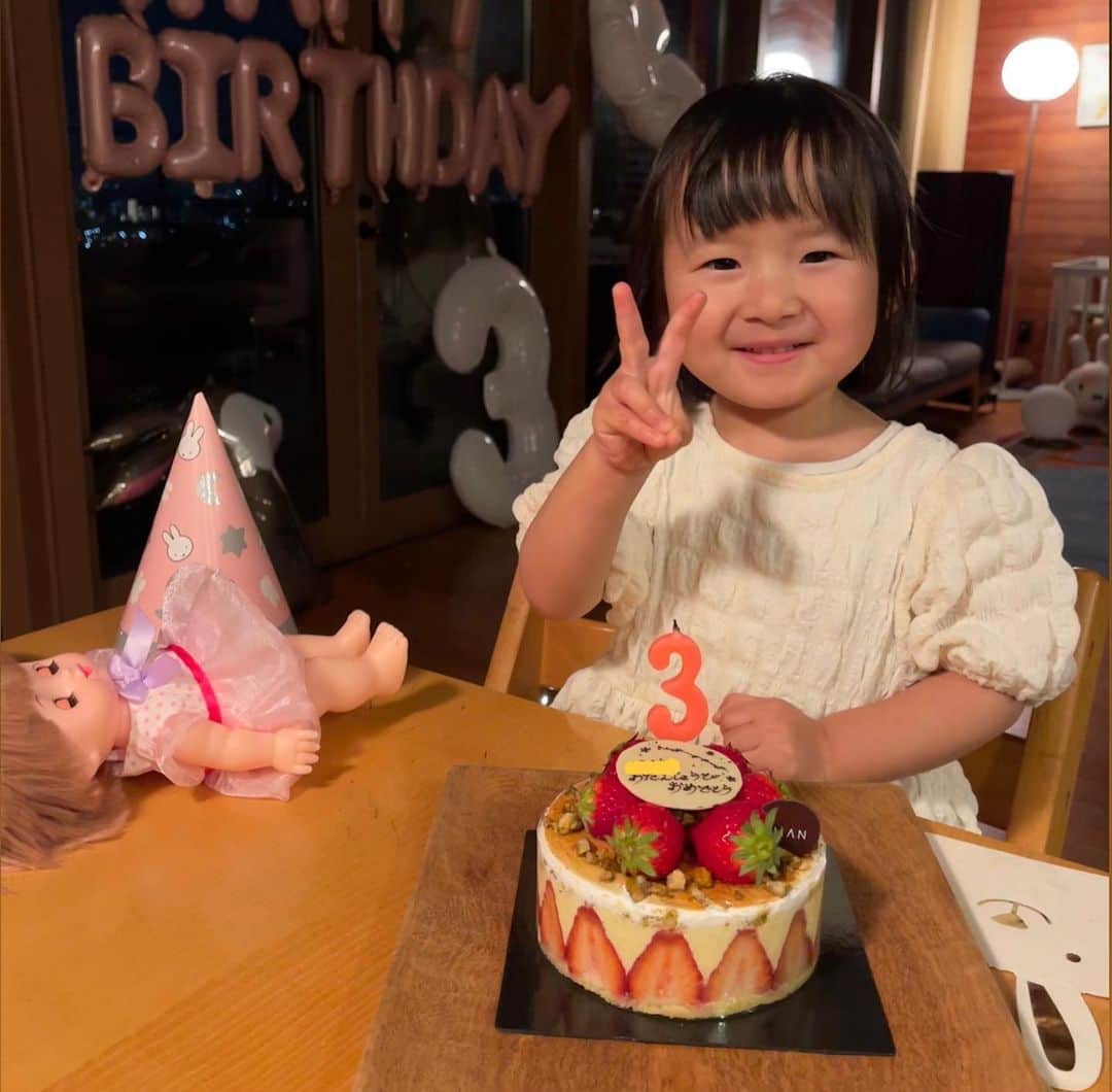 澤田泉美さんのインスタグラム写真 - (澤田泉美Instagram)「毎日ドタバタで、 ケーキを予約し忘れていたので🤣おいおいっ笑  開店と同時に @aman_tokyo のラ・パティスリーへ❣️ 聞いてみると、平日は店頭分が一日一台らしい🎂😂 買えてよかった〜😅（生菓子は10時から）  3日前までなら予約できるので、 ケーキに困った人がいたら是非お試しあれ❤️ お値段は、小ぶりにしては全然可愛くないですが、 お酒に合うし、美しいし、安定の美味しさです❤️🥂 モンブランも、めちゃくちゃ美味しいのよ🌰  はぁーーー、とにかく怒涛の誕生日週間が終わって、 私は嬉しい😭‼️‼️‼️  サクモン・パウ郎の誕生日はあるものの、 人間の誕生日は11月までないのでゆっくり体力温存😂😂😂  パパの誕生日は、元旦だからバタバタだし、 長女と次女の誕生日は1週間違いだし、 わたしと息子は、1日違いだし🤣  どうやったらこんなに被るよって笑 よくやってるわ🤣  でも、誕生日は生まれた日だから全力でお祝いしたくて、 毎年必死ですw  （ピリ佳の誕生日も1月1日） （サクモンは5月5日） （パウ郎だけ9月1日 誰ともかぶりも近くもなく忘れがちw）  色々忘れがちな私だけど、 まぁ色々とラッキーで何とかなったりもしてw それがまた楽しかったりもしてw それを家族みんなが笑ってくれたり喜んでくれたりもして❤️❤️❤️ みんなのお母さんにしてくれてありがとう❤️  バタバタしすぎて、子ども達との写真がないけど🥹 パパが撮っていますように🥲❤️  とりあえず、母は休む‼️笑 （いや、休む暇はないんだけどw）  #誕生日#週間 #次女#3歳 #三児の母」4月7日 9時26分 - izumi.sawada