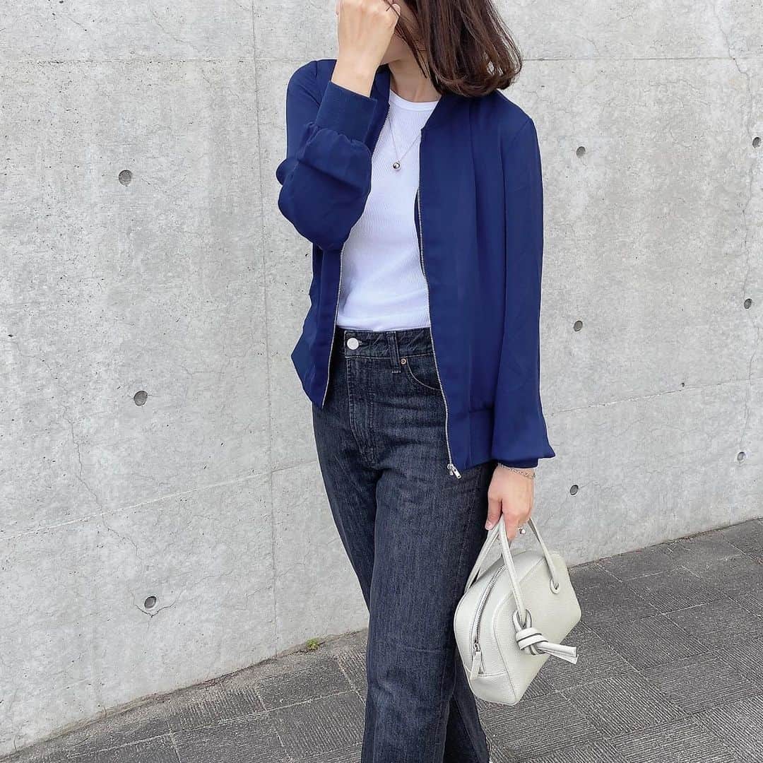 eri.khtnさんのインスタグラム写真 - (eri.khtnInstagram)「・ 昔からMA-1が好きで毎年気になるアイテム⭐︎ @urs_official   Tシャツと合わせても可愛いし、ワンピースの羽織りにも使えてこれからの季節にぴったり😉  薄手だから夏は冷房対策として重宝しそう♡ シアー素材でシワになりにくいのも嬉しい☺️✨ ・ ・ ・ #urs#ユアーズ #urs_styling #urs_official #タイアップ#ma1ブルゾン#春コーデ#大人コーデ」4月7日 9時34分 - eri.khtn