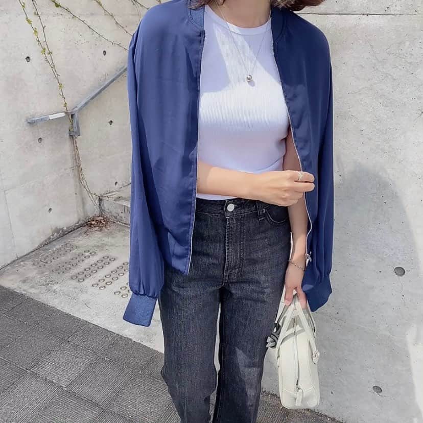 eri.khtnさんのインスタグラム写真 - (eri.khtnInstagram)「・ 昔からMA-1が好きで毎年気になるアイテム⭐︎ @urs_official   Tシャツと合わせても可愛いし、ワンピースの羽織りにも使えてこれからの季節にぴったり😉  薄手だから夏は冷房対策として重宝しそう♡ シアー素材でシワになりにくいのも嬉しい☺️✨ ・ ・ ・ #urs#ユアーズ #urs_styling #urs_official #タイアップ#ma1ブルゾン#春コーデ#大人コーデ」4月7日 9時34分 - eri.khtn