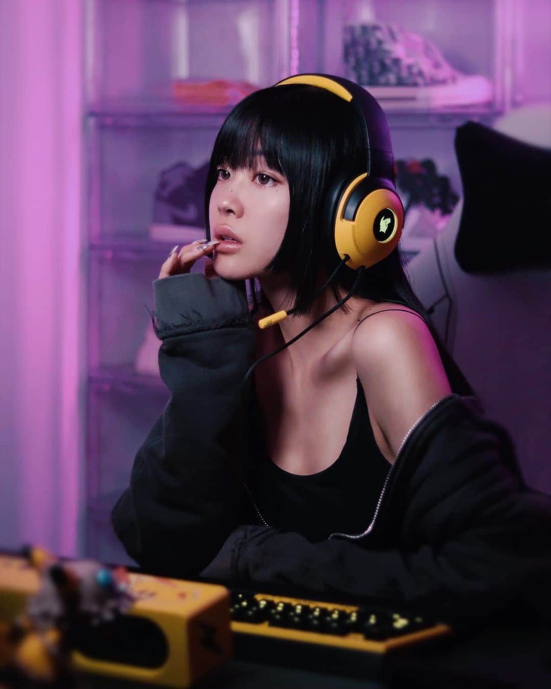 Emily Meiのインスタグラム：「TYSM @razer for the cutest Pikachu set 🙈 I’ve been playing Hogwarts, Fortnite, and Lineage recently 🤌🏻 What games are you guys playing ?? // 📸: @park_yury」