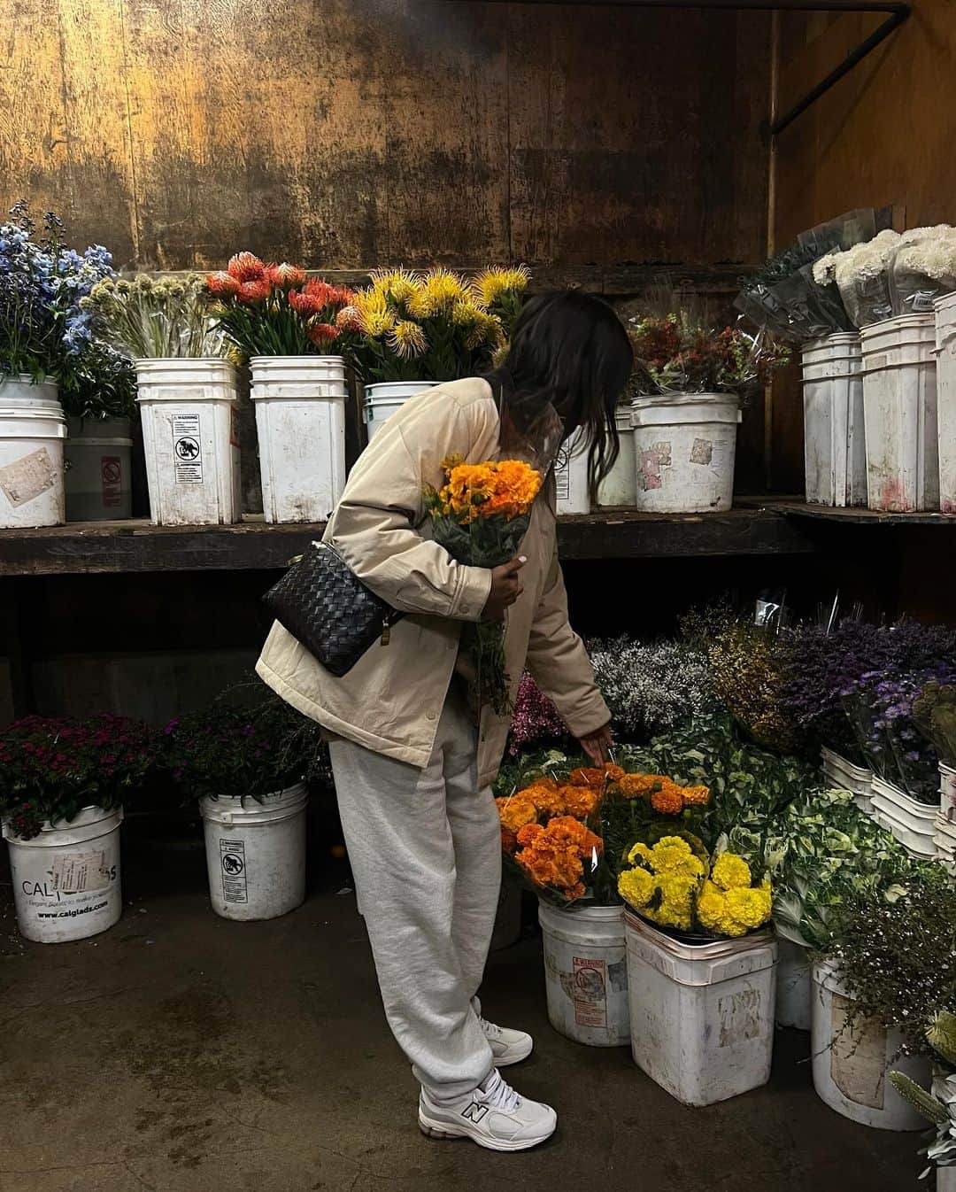 ジュリー・サリニャーナのインスタグラム：「My happy place- the flower mart. 🌸Took many, many trips to the flower mart last week to prep for my babyshower! Constantly inspired by beautiful flowers 🌼💐  SO EXCITED to share my babyshower this weekend with you! STAY TUNED for all the details of the theme, food, decor and more, I’m still over the moon from last weekend! 🥰🥹🫶🏽」