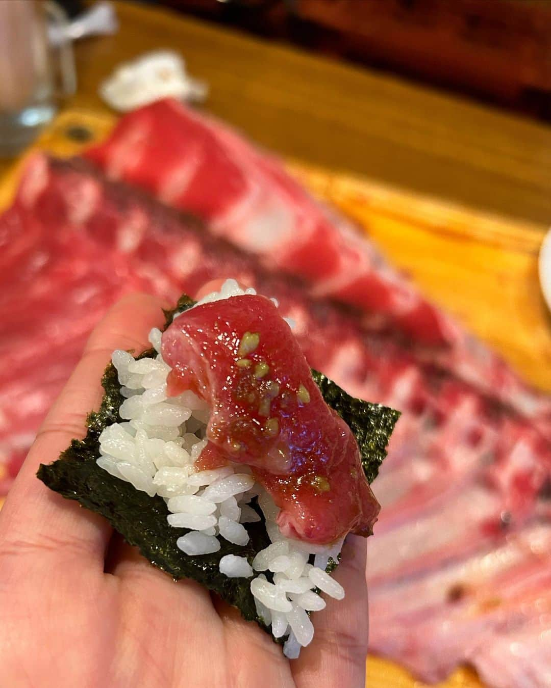 なーみさんのインスタグラム写真 - (なーみInstagram)「🍶🦪🐟美味しい楽しい嬉しいトコ♡📍木場  行きたかったお店🥰 まぐろの隙身は要予約🙆🏼‍♀️ 牡蠣は1コ100円でお一人様（この日は）2個まで🫶🏽 生のホタルイカめっちゃお酒進むしお兄さん元気だし最高やん🥹  オープンと同時にほぼ満席だったよ🔥またいこぉーっと♪  2次会はその上にある　@bar.blue0714  スポーツバー🍸🎯へぜひ🧡  誰か今度一緒にいこ♡  #酒#まぐろ#牡蠣#最高」4月7日 9時52分 - nnnamiiii