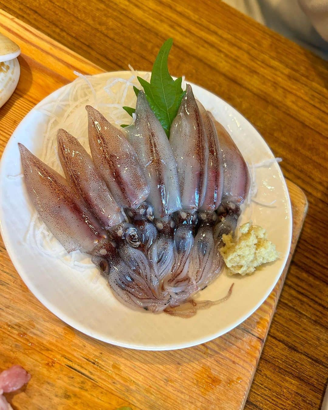 なーみさんのインスタグラム写真 - (なーみInstagram)「🍶🦪🐟美味しい楽しい嬉しいトコ♡📍木場  行きたかったお店🥰 まぐろの隙身は要予約🙆🏼‍♀️ 牡蠣は1コ100円でお一人様（この日は）2個まで🫶🏽 生のホタルイカめっちゃお酒進むしお兄さん元気だし最高やん🥹  オープンと同時にほぼ満席だったよ🔥またいこぉーっと♪  2次会はその上にある　@bar.blue0714  スポーツバー🍸🎯へぜひ🧡  誰か今度一緒にいこ♡  #酒#まぐろ#牡蠣#最高」4月7日 9時52分 - nnnamiiii