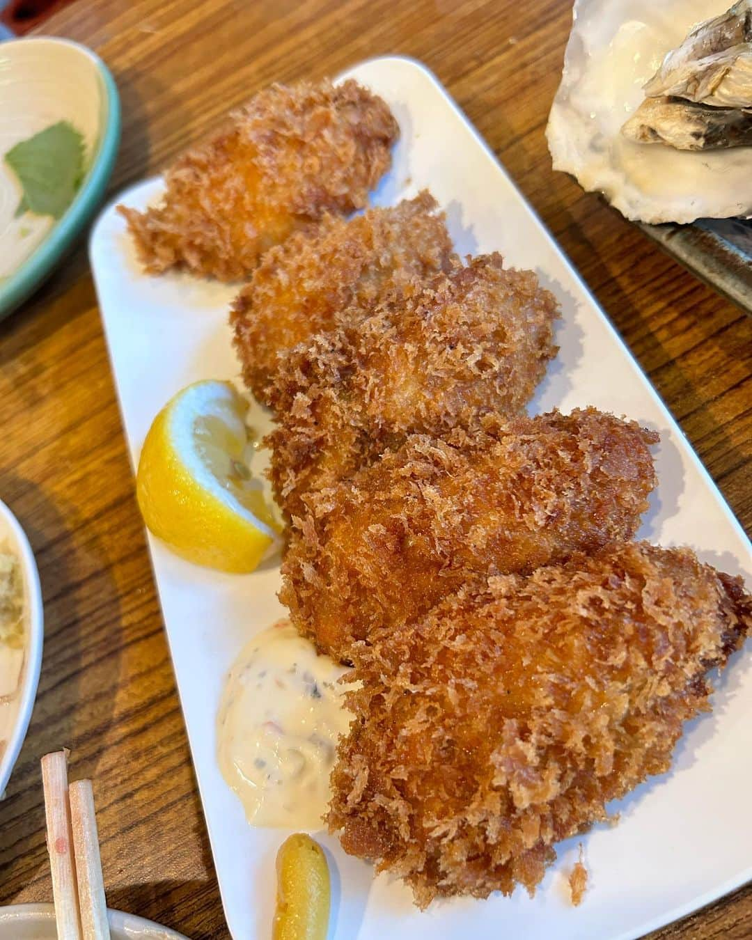 なーみさんのインスタグラム写真 - (なーみInstagram)「🍶🦪🐟美味しい楽しい嬉しいトコ♡📍木場  行きたかったお店🥰 まぐろの隙身は要予約🙆🏼‍♀️ 牡蠣は1コ100円でお一人様（この日は）2個まで🫶🏽 生のホタルイカめっちゃお酒進むしお兄さん元気だし最高やん🥹  オープンと同時にほぼ満席だったよ🔥またいこぉーっと♪  2次会はその上にある　@bar.blue0714  スポーツバー🍸🎯へぜひ🧡  誰か今度一緒にいこ♡  #酒#まぐろ#牡蠣#最高」4月7日 9時52分 - nnnamiiii