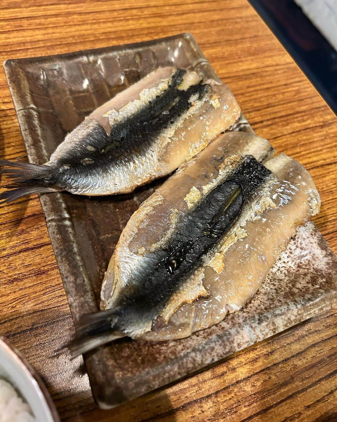 なーみさんのインスタグラム写真 - (なーみInstagram)「🍶🦪🐟美味しい楽しい嬉しいトコ♡📍木場  行きたかったお店🥰 まぐろの隙身は要予約🙆🏼‍♀️ 牡蠣は1コ100円でお一人様（この日は）2個まで🫶🏽 生のホタルイカめっちゃお酒進むしお兄さん元気だし最高やん🥹  オープンと同時にほぼ満席だったよ🔥またいこぉーっと♪  2次会はその上にある　@bar.blue0714  スポーツバー🍸🎯へぜひ🧡  誰か今度一緒にいこ♡  #酒#まぐろ#牡蠣#最高」4月7日 9時52分 - nnnamiiii