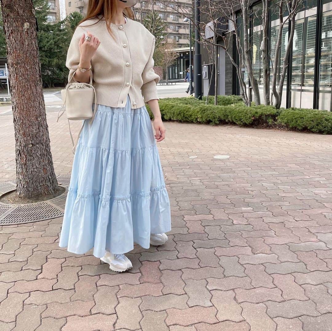 のインスタグラム：「先日ストーリーでお問い合わせ頂いてたスカートは　@lauir_official です🤍  淡いブルーとハリのあるギャザーが可愛い🤍  ベージュ合わせでペールトーンにしてみました🐰  長男にも褒められた😍 うれしー✨ 　  #outfit #ootd #ootdfashion #coordinate #lauir #partegram #ayakobag #ママコーデ #ママファッション #カジュアルコーデ #大人カジュアル #札幌ママ #タイアップ #シンプルコーデ #スニーカーコーデ」