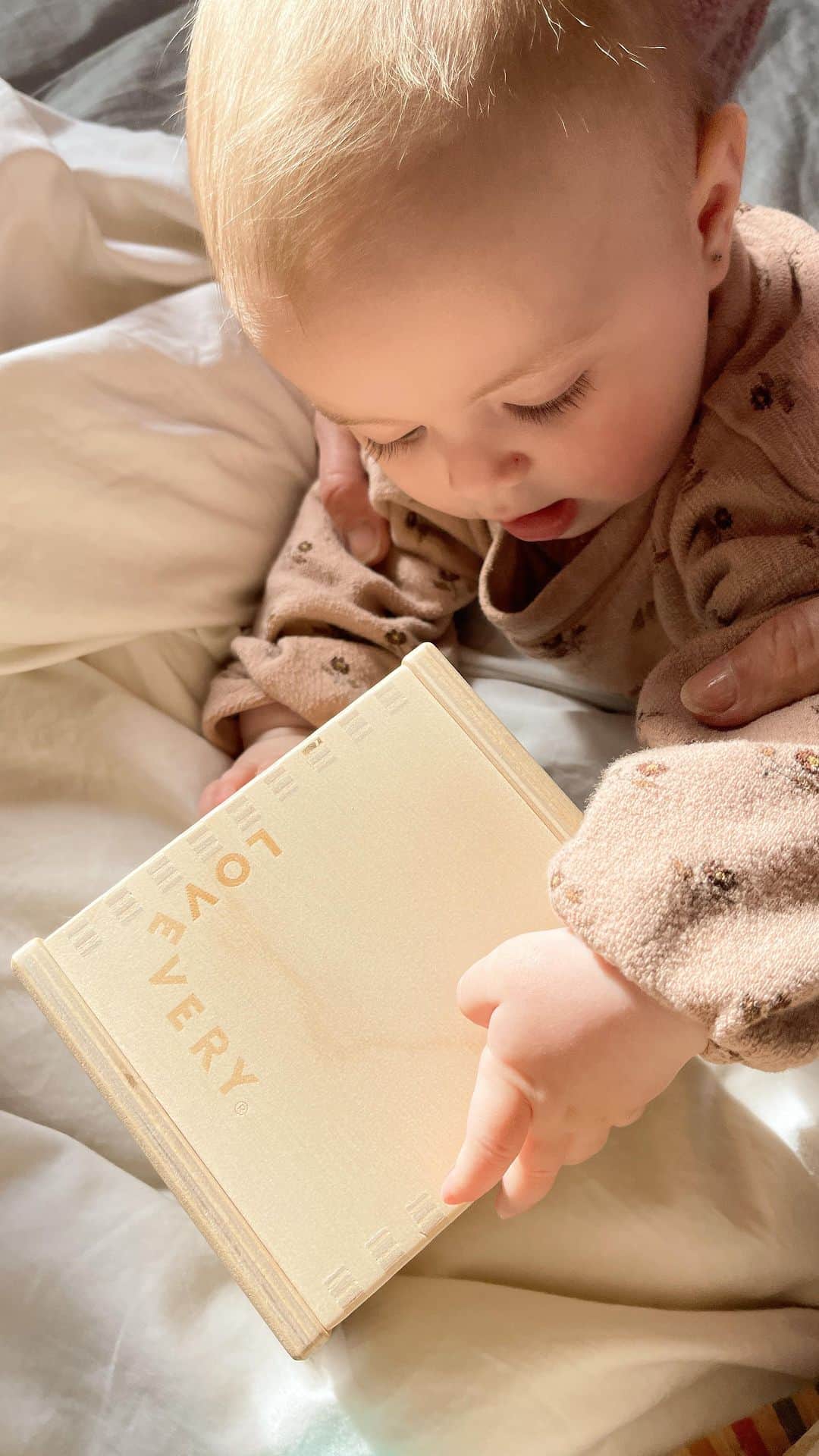 オレーシャ・ルーリンのインスタグラム：「@lovevery has made my life easier as a new mom. Thank you to the experts at @lovevery that have combined Montessori + neuroscience. Each play kit is tailored for different stages of babies’ growth up to 4 years old. This is the Senser Kit which Ondine started playing with at 5 months but still plays with now. It helped strengthen her coordination, dexterity, and motor skills. Made of sustainably sourced wood, organic cotton, and other natural materials making it safe for our little one while also gentler on our planet. 🤍🌱 #Lovevery, #LoveveryGift」