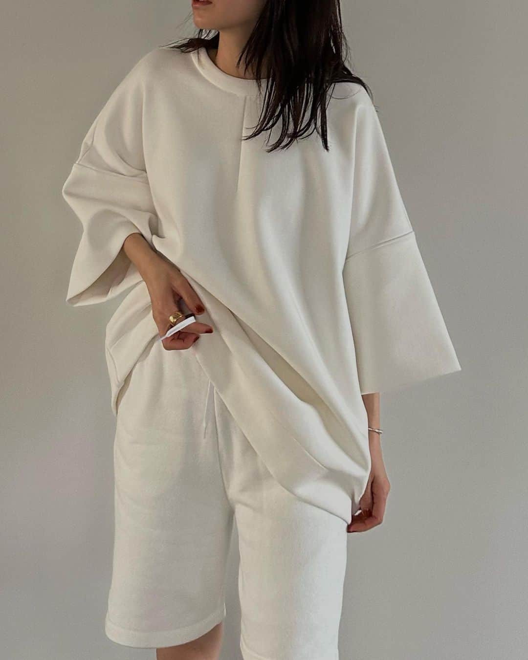 clane_officialのインスタグラム：「■NEW ARRIVAL 4月7日(金)発売アイテムをご紹介。  前回のSSでご好評いただいたワイドシルエットが特徴のデザインカットソー。袖の張り感にこだわり、様々な体型の方でも着用できる立体感のあるシルエットです。  ハリとやや艶のあるカジュアルすぎないダンボール生地を使用しているので、カジュアルから綺麗なシーンまで使えるボトムを選ばないシンプルなデザインです。  今回は使いやすいベーシックカラーな3色展開になります。  ✔︎ BULKY LINE HALF SLEEVE TOPS ¥15,400 カラー：ホワイト、ベージュ、ブラック  #CLANE」