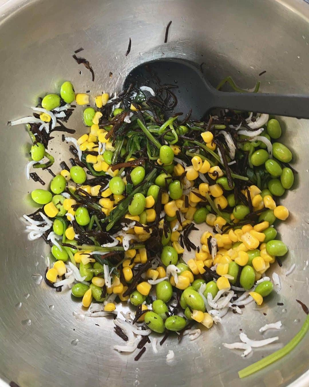 yukaさんのインスタグラム写真 - (yukaInstagram)「枝豆サラダ🥗  枝豆とコーンとジャコがベースでお好みでトマトや葉物を入れてもOK🙆‍♀️  私はオリーブオイルと塩か 白だしで味付けしてるよー✨♡   #サラダ  #簡単レシピ」4月7日 9時56分 - yuka_new_world